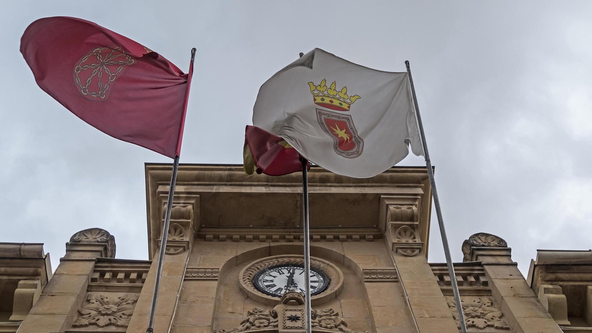 Vista parcial de la fachada de la casa consistorial de Estella, uno de los ayuntamientos afectados
