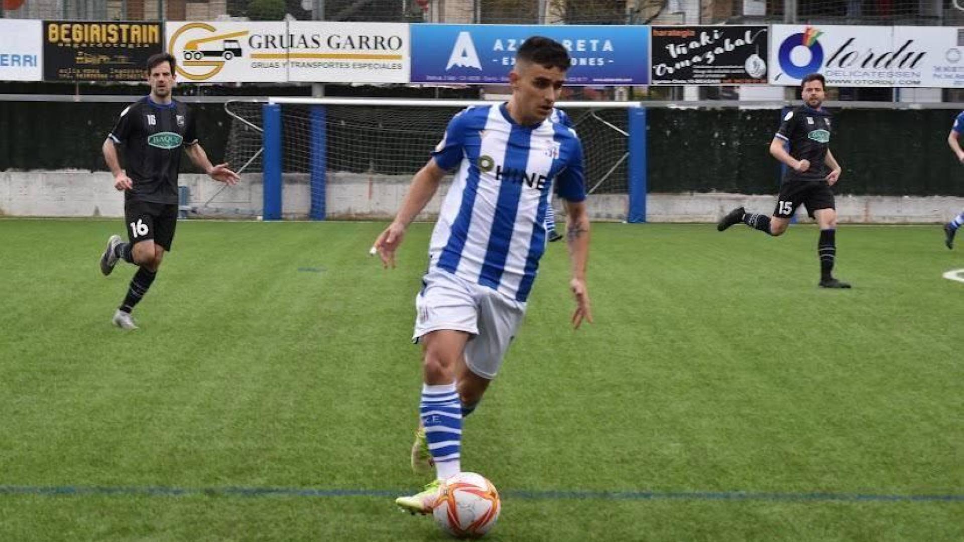 Aitor Lorea controla un balón en un duelo de esta temporada.
