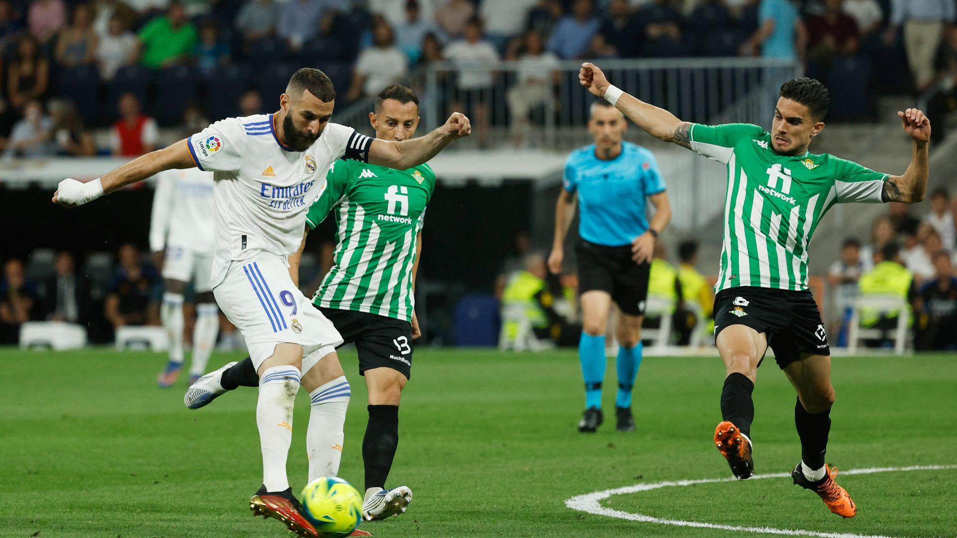 Benzema se prepara para lanzar en el partico contra el Betis