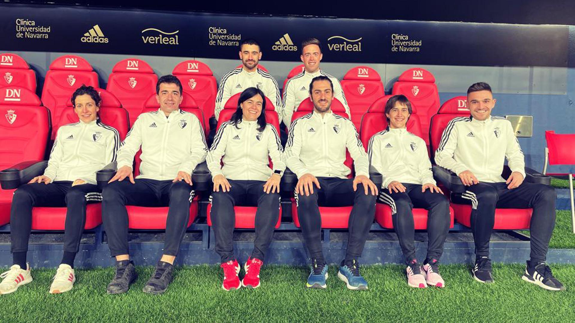 De izda. a dcha., detrás: Tommy Trigo y Alberto Pérez de Ciriza; delante, Maitane Sanzol, Iñigo de Goñi, Kakun Mainz, Fermín Eransus, Maite y Mikel Álvarez, en el banquillo de El Sadar