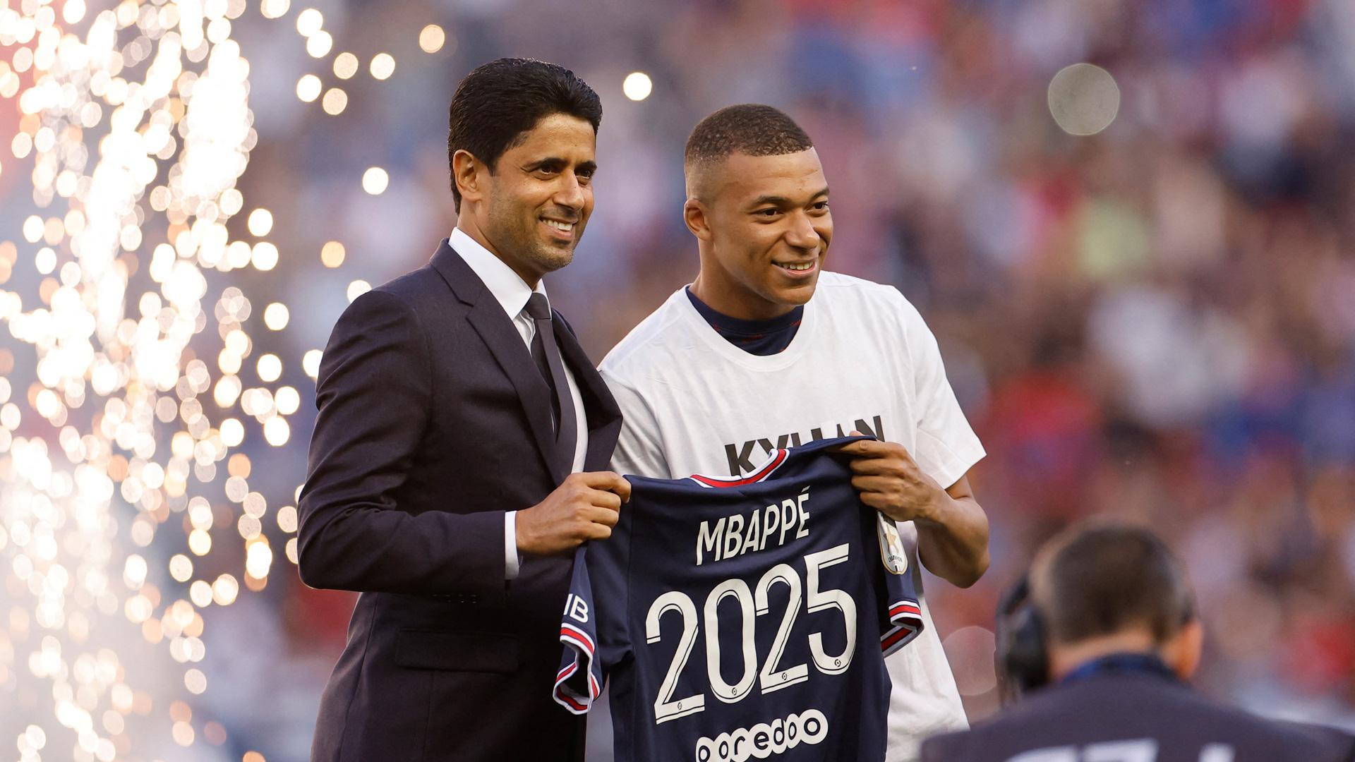 Mbappe junto a Nasser Al-Khelaifi mostrando la camiseta con su renovación hasta 2025 con el PSG