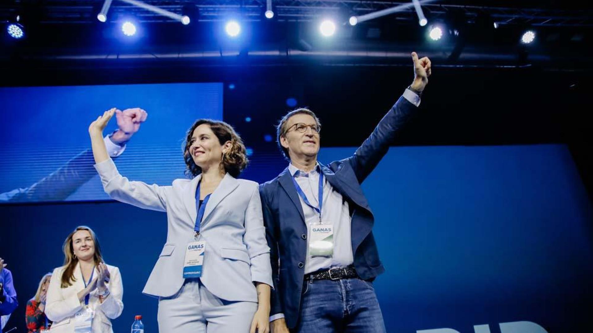 La presidenta de la Comunidad de Madrid, Isabel Díaz Ayuso, y el presidente del PP nacional, Alberto Núñez Feijóo, saludan a los asistentes a la clausura del  XVII Congreso del Partido Popular de Madrid, este sábado