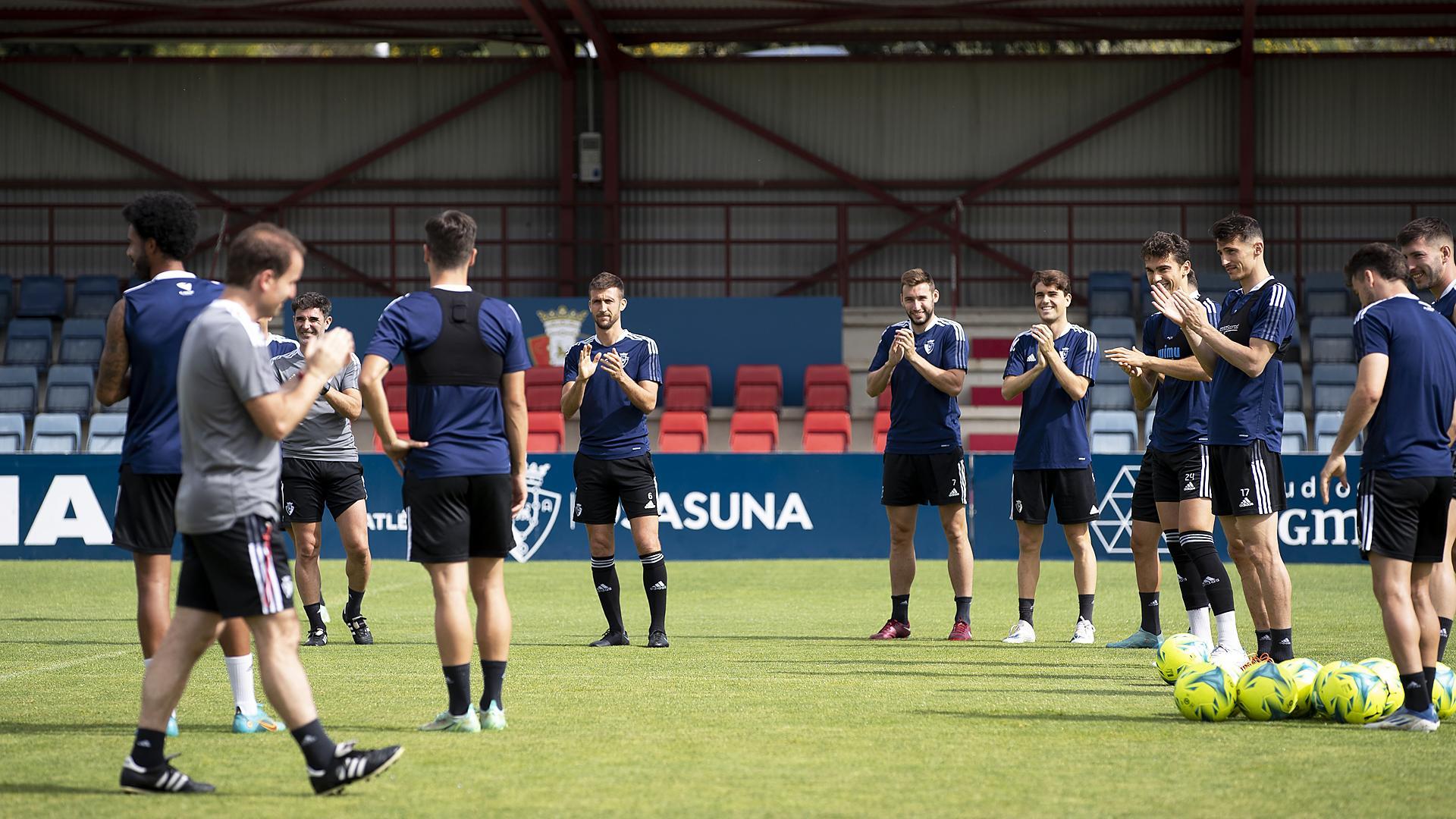 Jagoba Arrasate se dirige a los jugadores durante el entrenamiento de este sábado