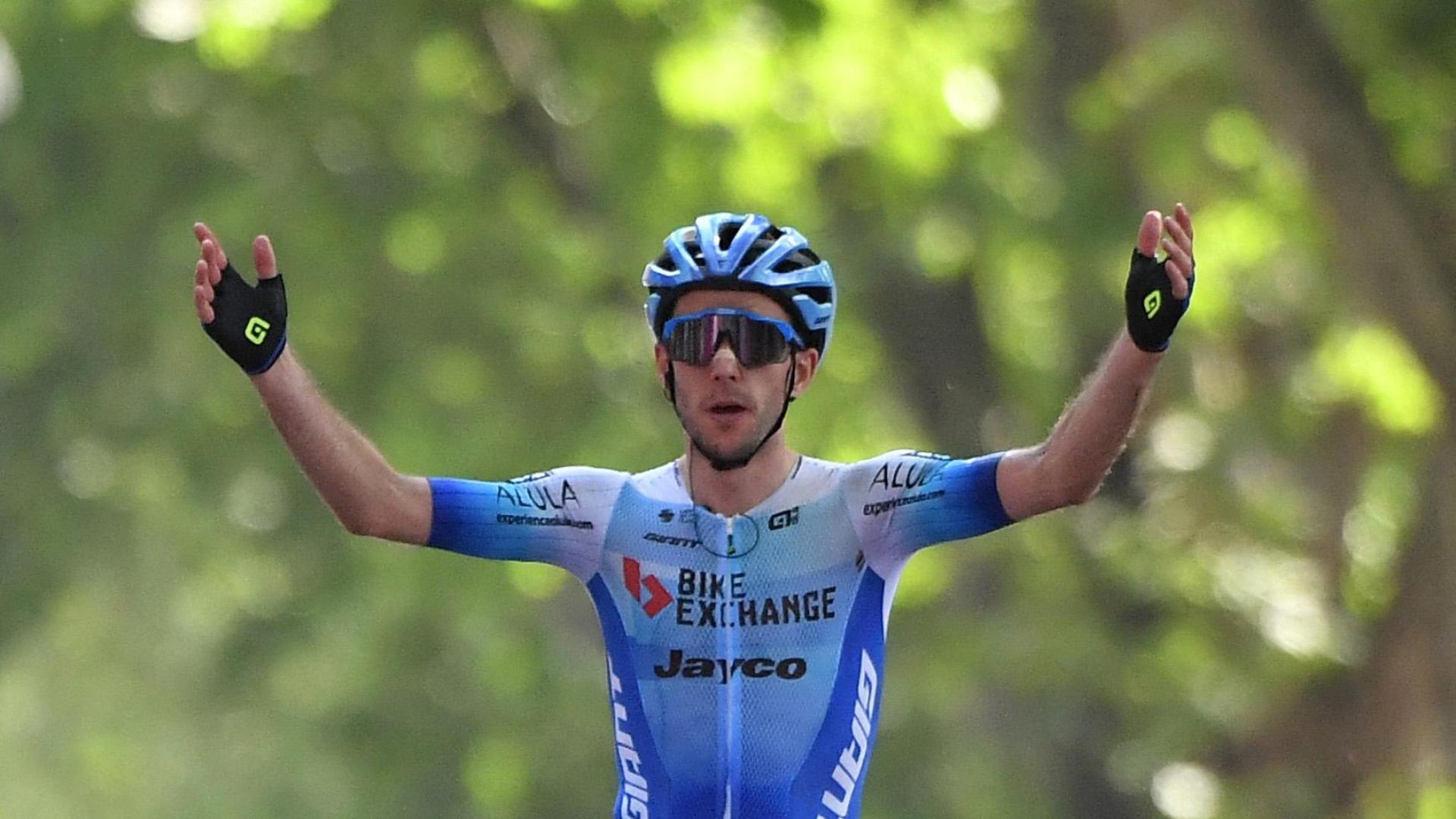 Simon Yates celebra el triunfo en la 14ª etapa del Giro 2022