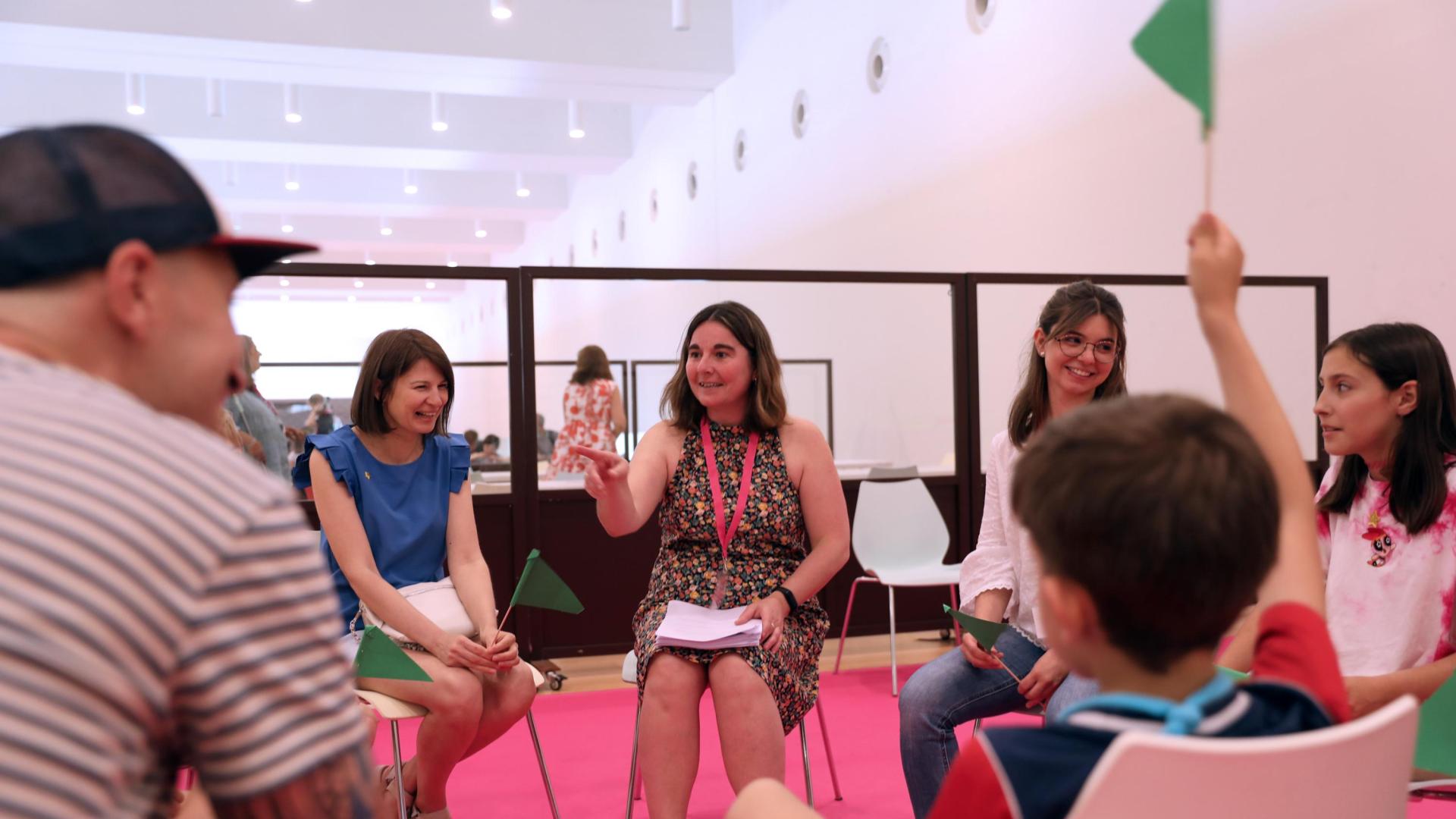 La pedagoga Sara Luqui imparte un taller sobre los secretos del cerebro, en Baluarte, en el marco de 'Expofamily'.