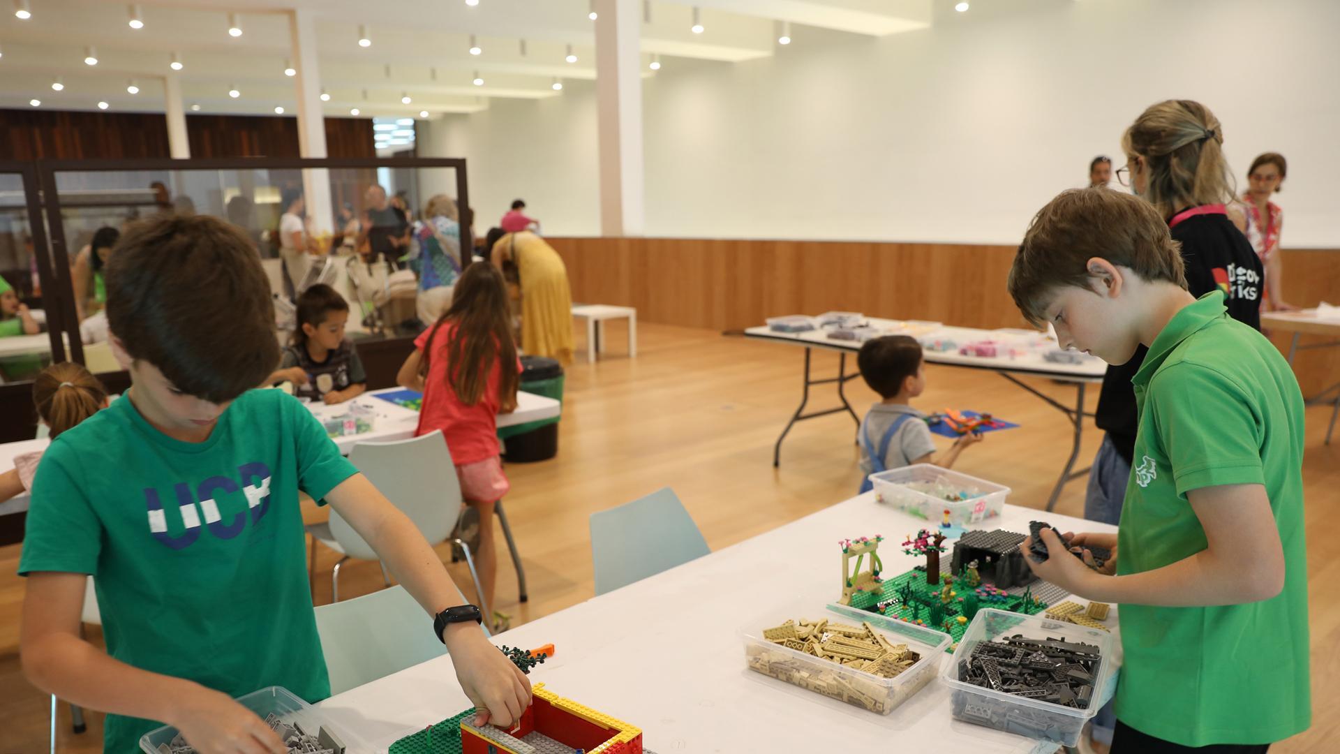 Niños, en el taller que ofrece Discover Brick en Expofamily