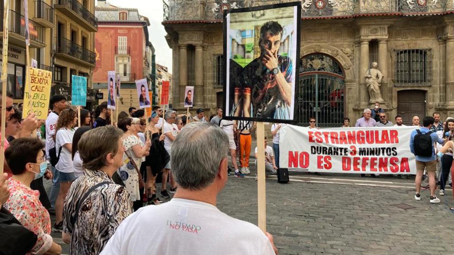 Protesta frente al Ayuntamiento de Pamplona