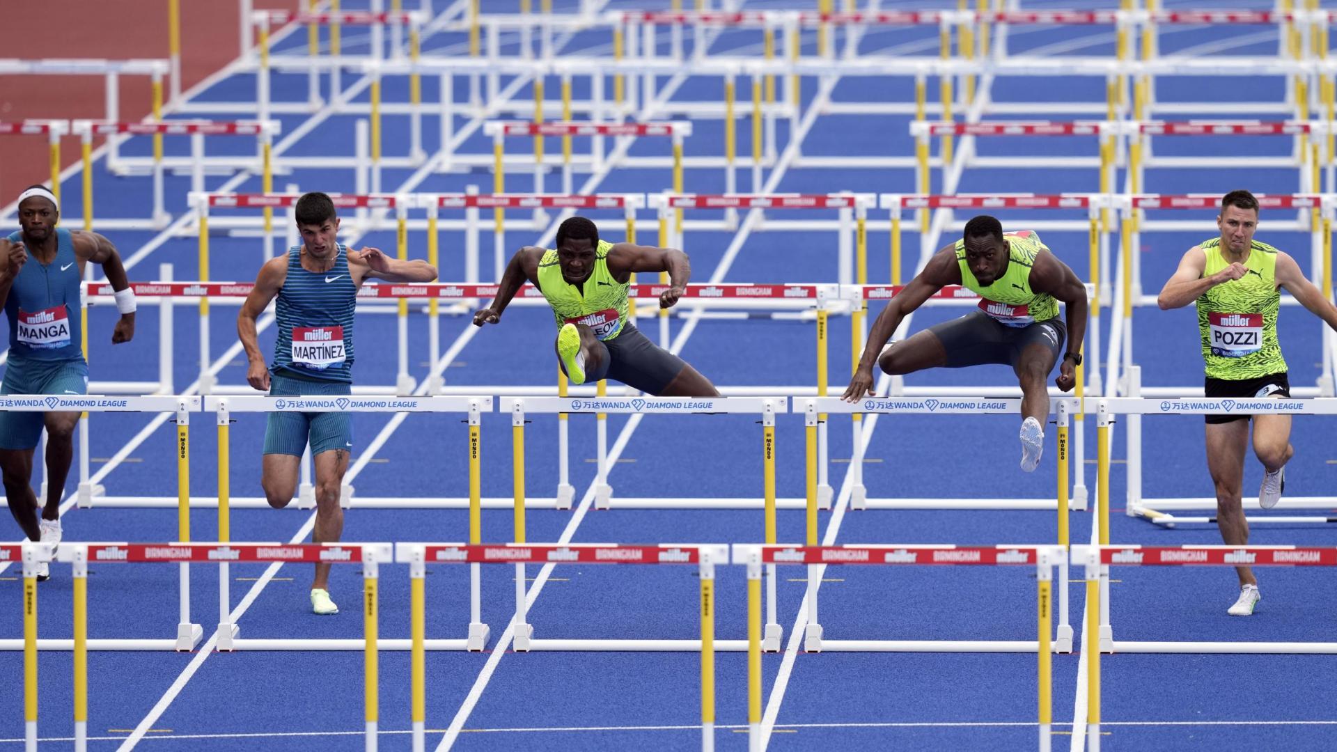 Asier Martínez, a la izda., en la carrera que ha ganado el jamaicano Hansle Parchment.