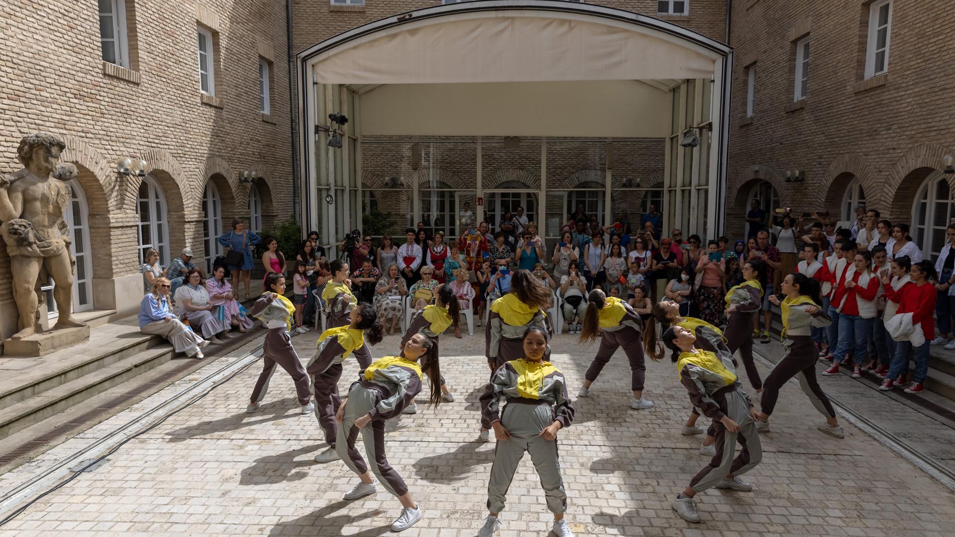 Uno de los grupos de la Escuela de baile urbano Breathless Dance Center durante su actuación