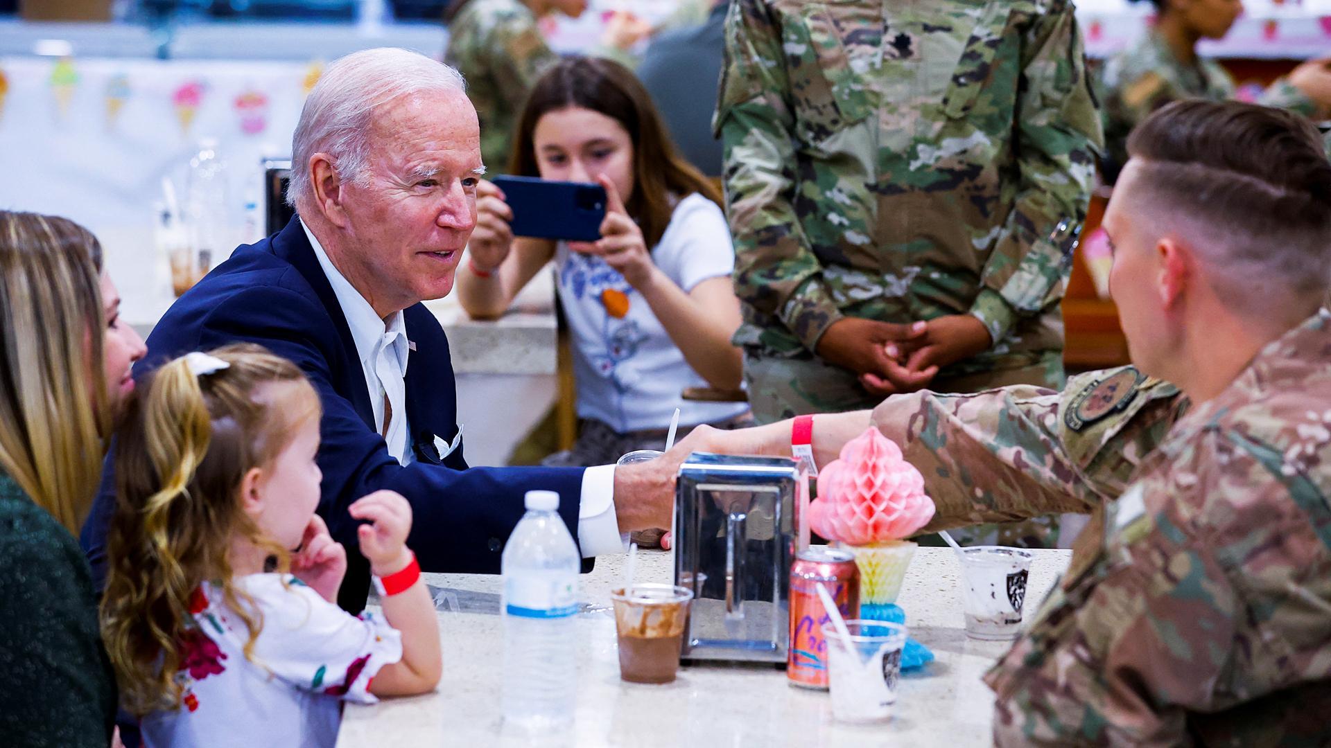 Joe Biden conversa con militares y familiares norteamericanos destinados en Pyongyang durante su visita a Corea del Sur