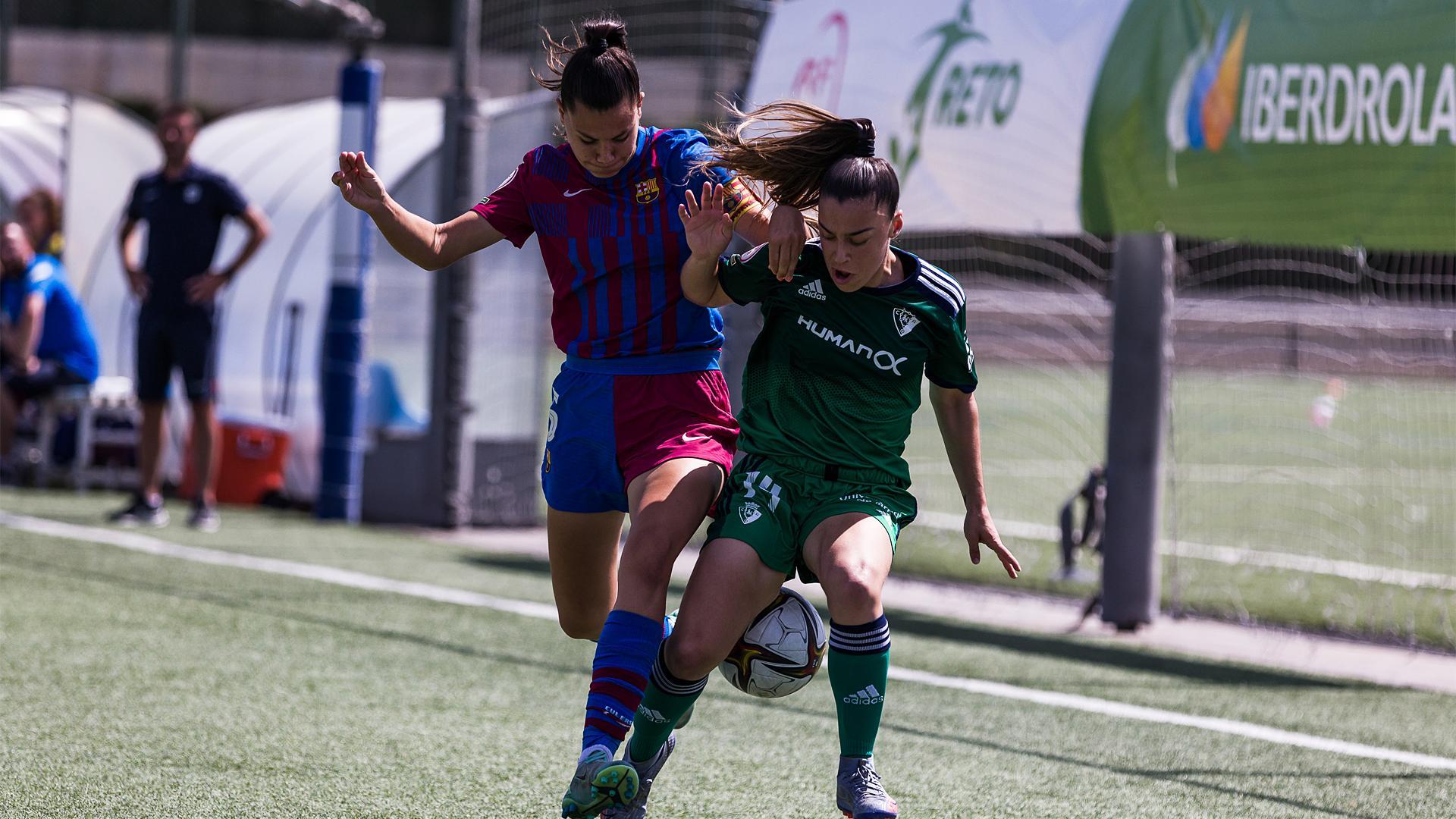 Iara Lacosta trata de superar a su par durante el encuentro contra el Barcelona B