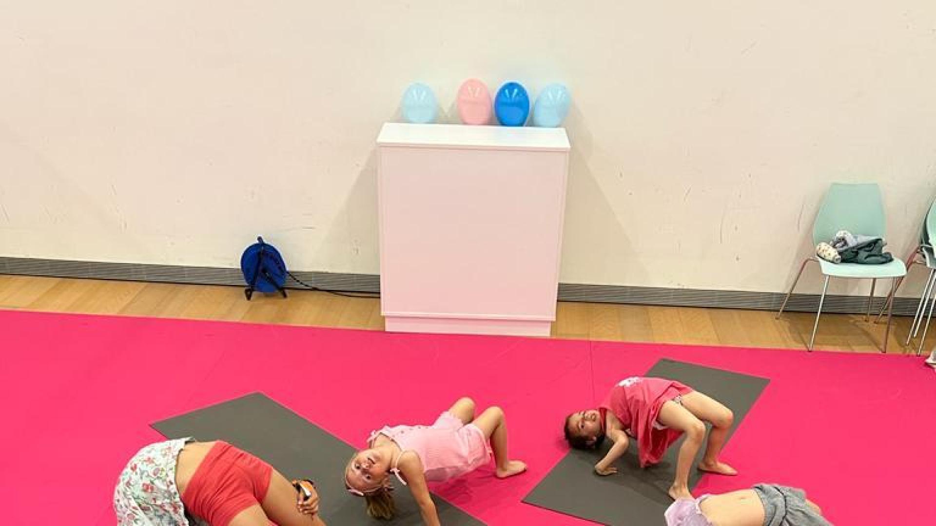 Un grupo de niños, en un taller de yoga impartido en Baluarte, en el marco de 'Expofamily', de la mano del estudio 'Yoga One'. J. P Urdíroz.