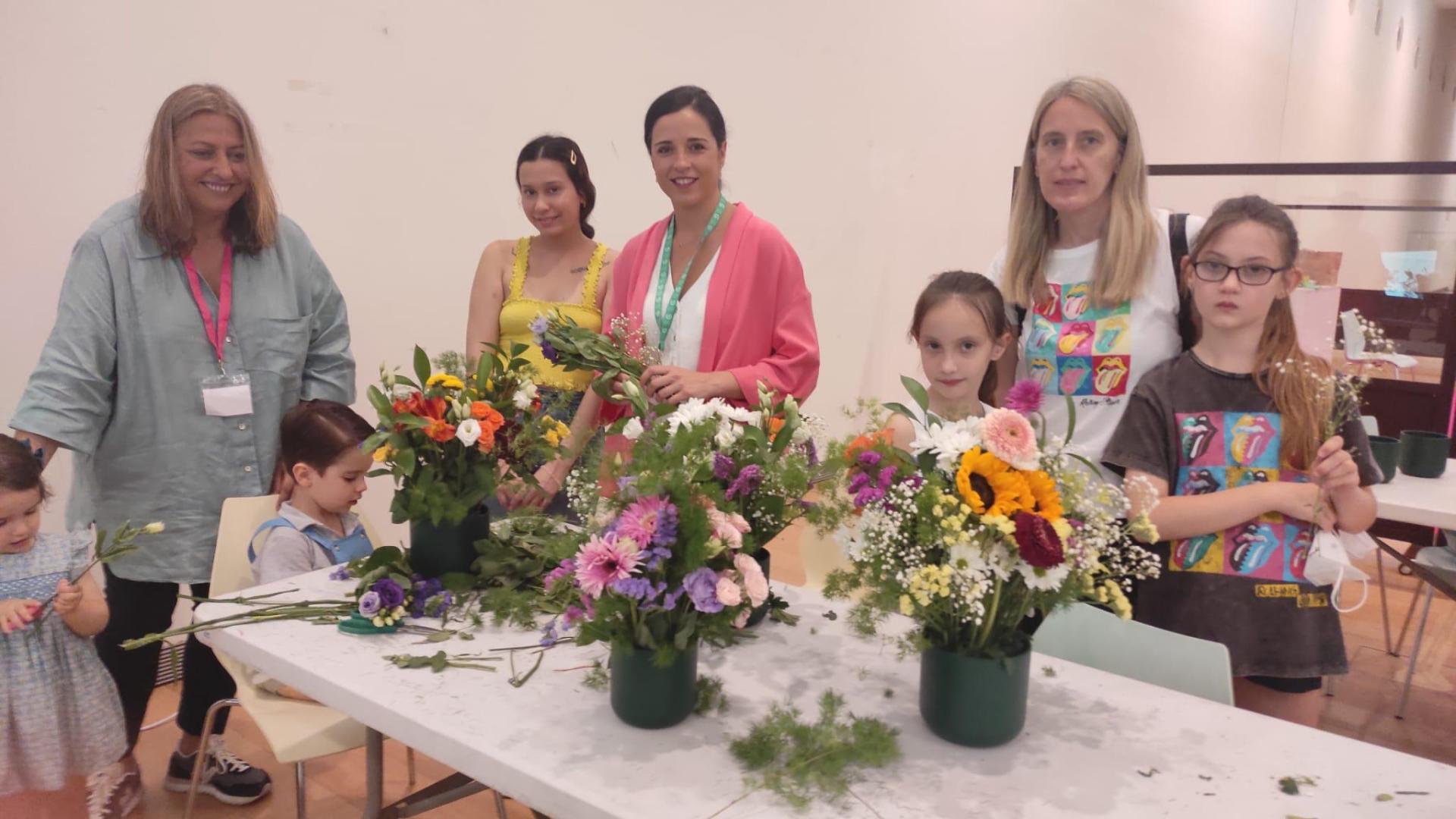 Mar Romero (izda), de Fronda, impartió un taller de centros florales para niños, en Baluarte, con motivo de 'Expofamily'.