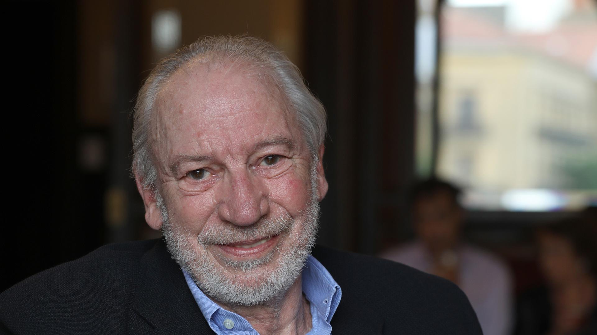 El autor de ‘Hora de partir. Un duelo anticipado’, Luis Arbea, en el Nuevo Casino de Pamplona