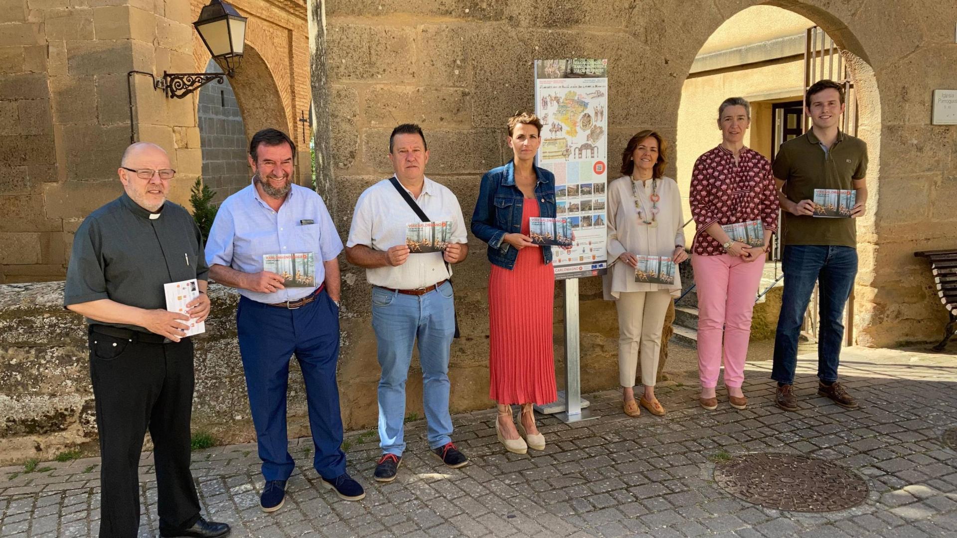La señalización del cartel en Villamayor de Monjardín: en el centro de la imagen la presidenta de Navarra, María Chivite, y en el segundo lugar por la izquierda, Juan Ramón Corpas, vicepresidente del comité científico sobre la Vía Carlomagno y miembro del Consejo Navarro delMovimiento Europeo