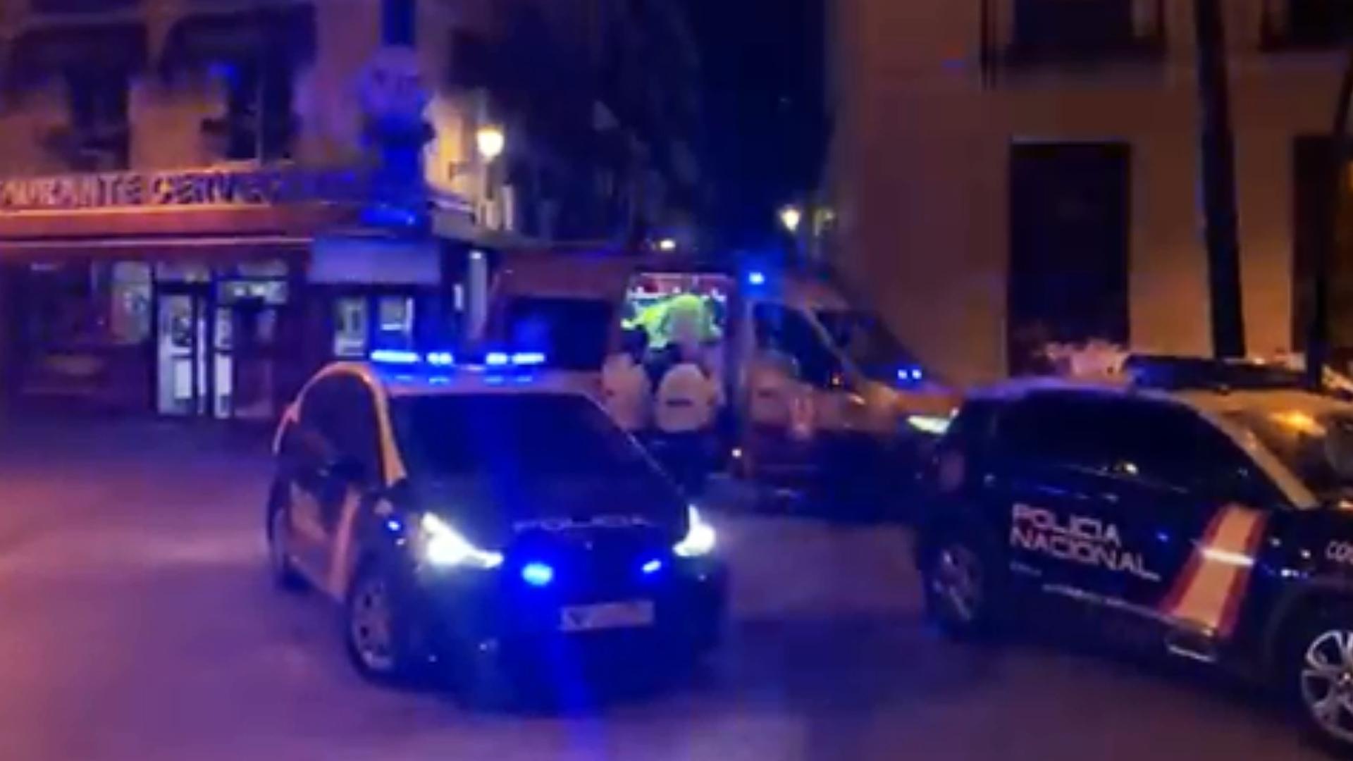 Ambulancias y coches de policía en la plaza Tirso de Molina de Madrid, donde se produjo una de las reyertas