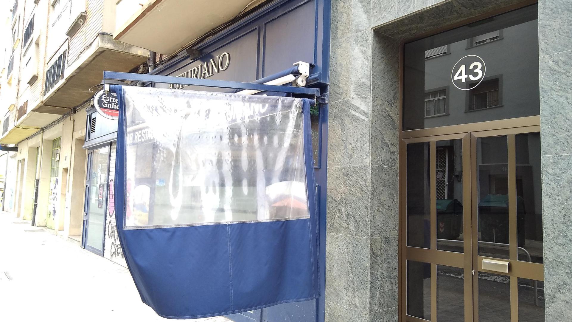El espacio de la acera queda mermado