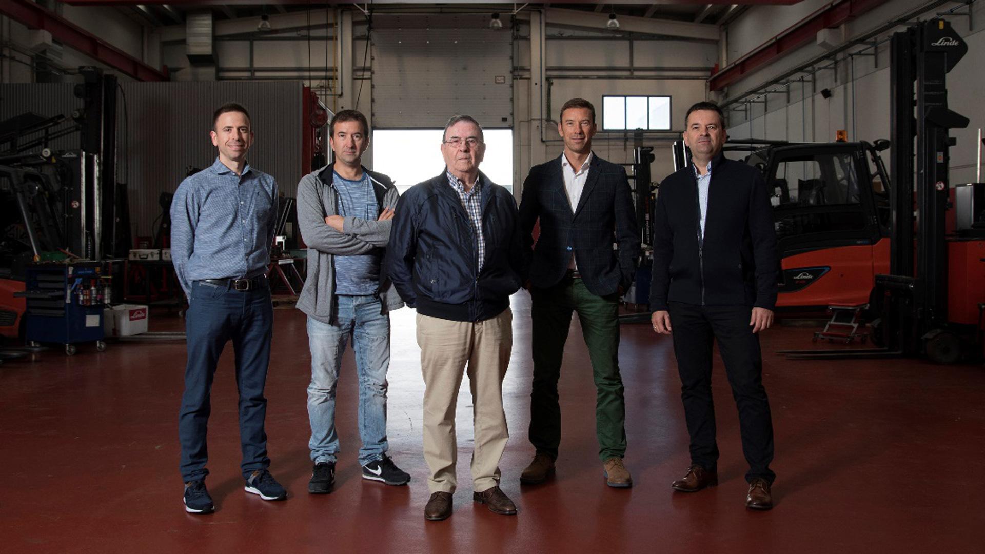 De izquierda a derecha: Diego Redín (gerente de Autocar), Iñigo Redín (responsable de Taller), Telesforo Redín (fundador de Reybesa), Fernando Redín (director comercial) y Enrique Redín (gerente de Reybesa)