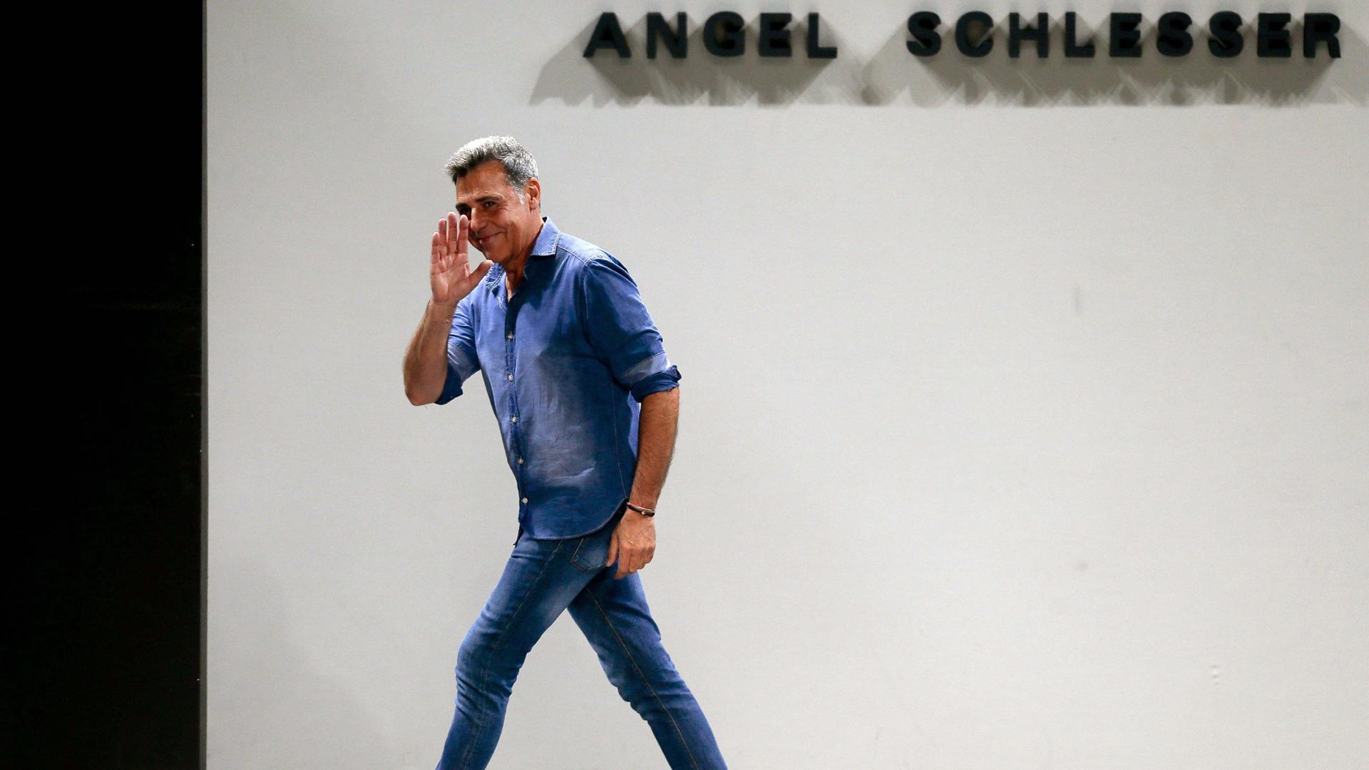 El diseñador Angel Schlesser saluda tras el desfile de sus creaciones para la primavera-verano 2014, durante la 58 edición de la Madrid Fashion Week