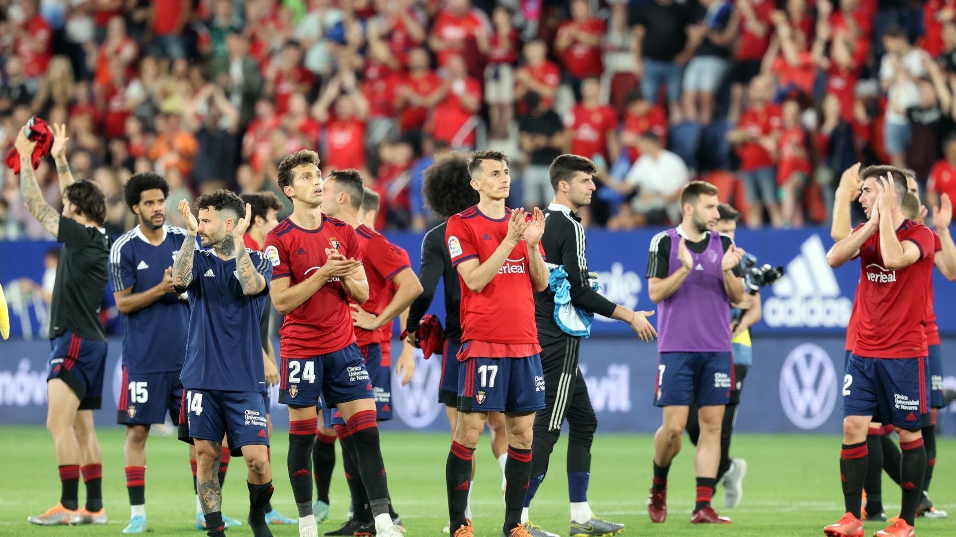 Jugadores de Osasuna aplauden a la afición rojilla en El Sadar tras disputar el último partido de la temporada