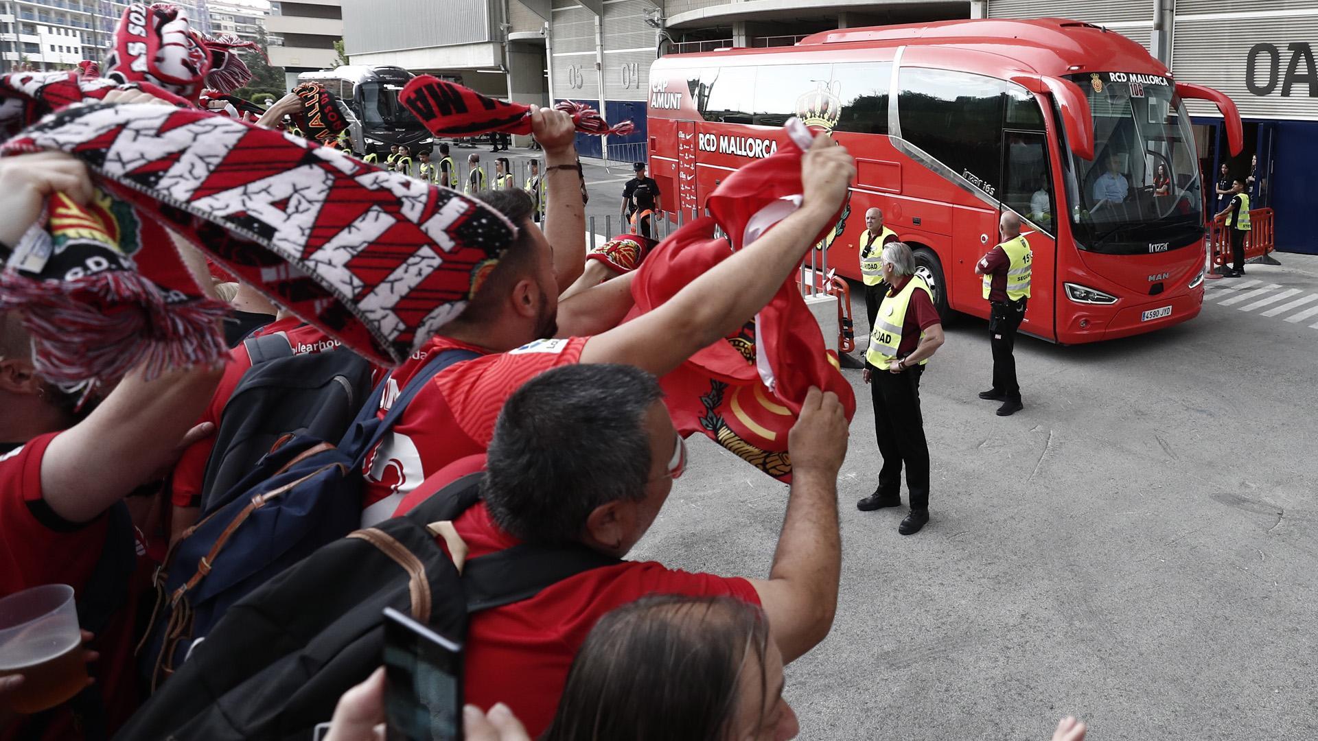 Aficionados del Mallorca, jaleando la llegada del equipo balear al estadio de El Sadar