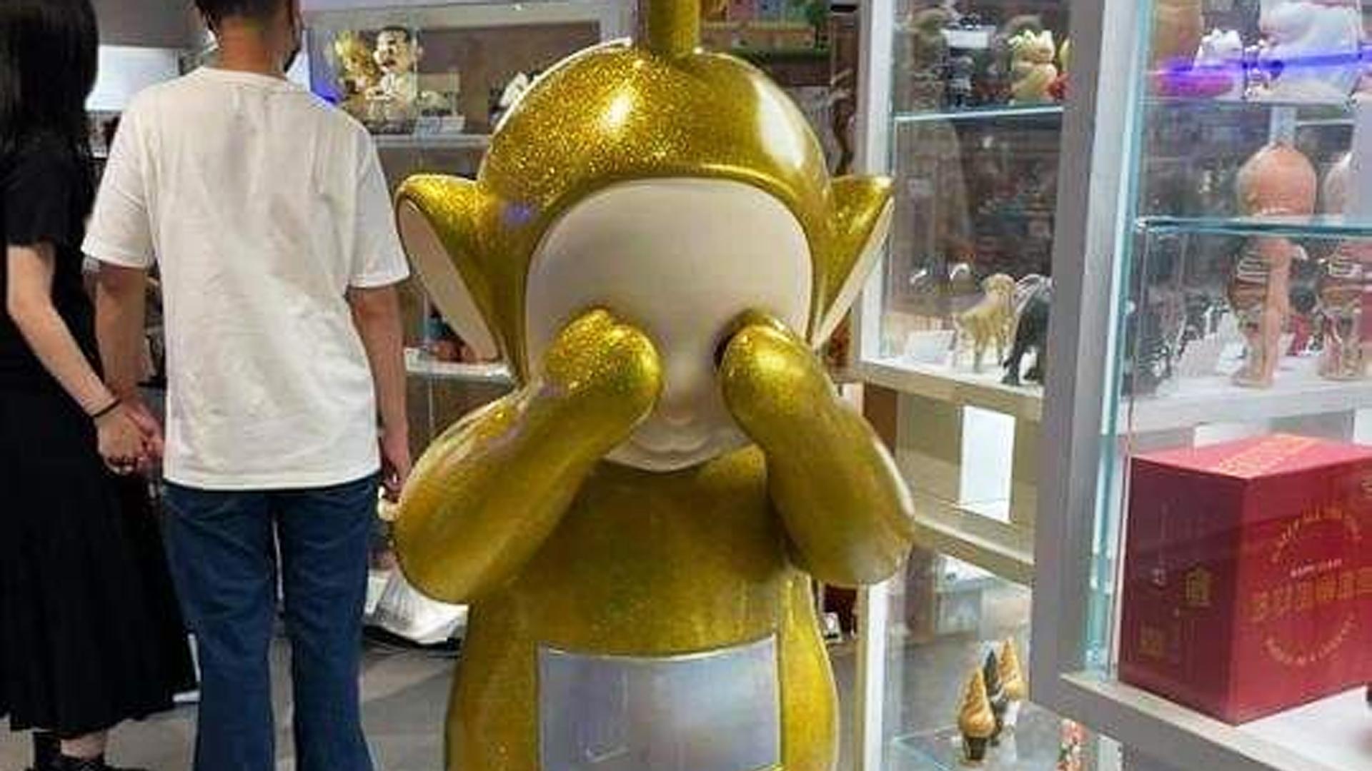 El teletubby dorado antes de caer al suelo