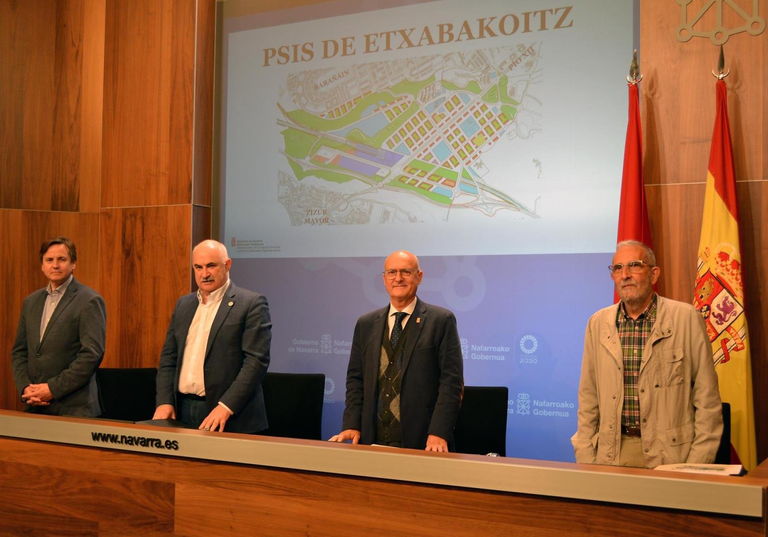 De izquierda a derecha, el director general de Obras Públicas e Infraestructuras, Pedro López; el vicepresidente segundo y consejero de Ordenación del Territorio, Vivienda, Paisaje y Proyectos Estratégicos, José Mª Aierdi; el consejero de Cohesión Territorial, Bernardo Ciriza; y el coordinador del PSIS de Etxabakoitz, Juan López