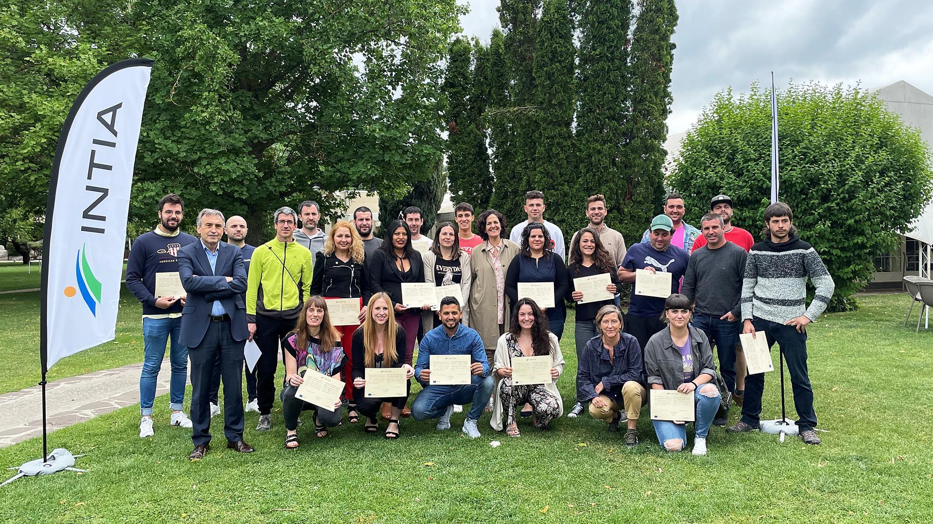 Los participantes en el curso del INTIA posan con sus diplomas