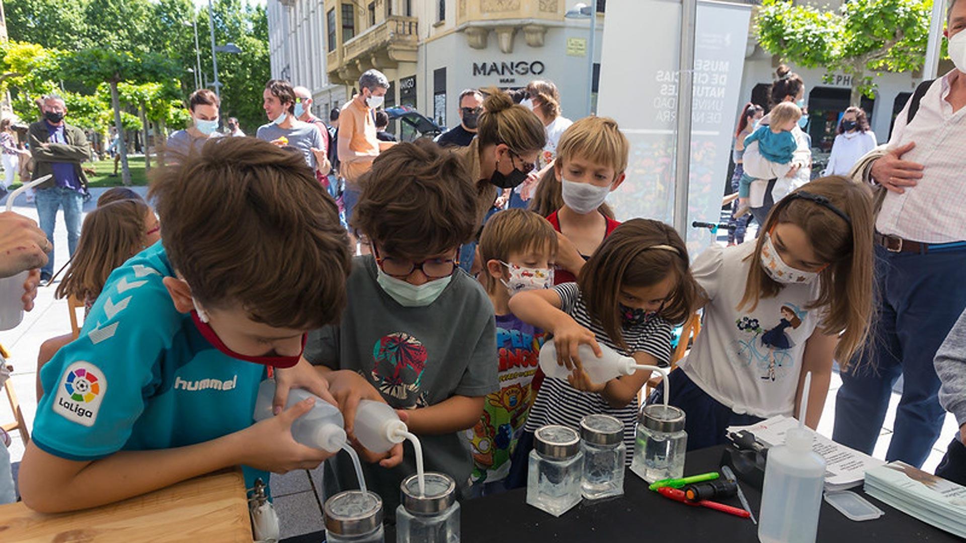 Varios niños participan en actividades de divulgación científica