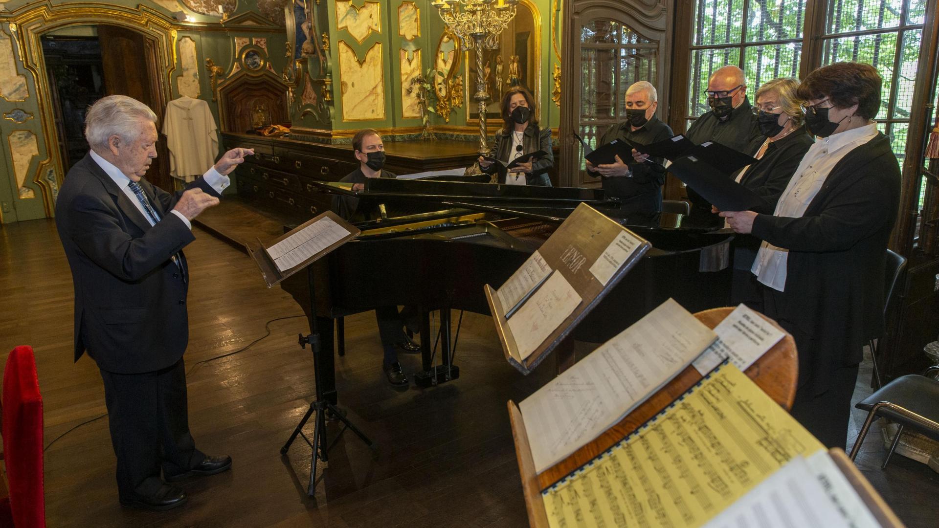 Aurelio Sagaseta dirige a un quinteto vocal de la capilla de música y al pianista Carlos Andrés Sánchez.