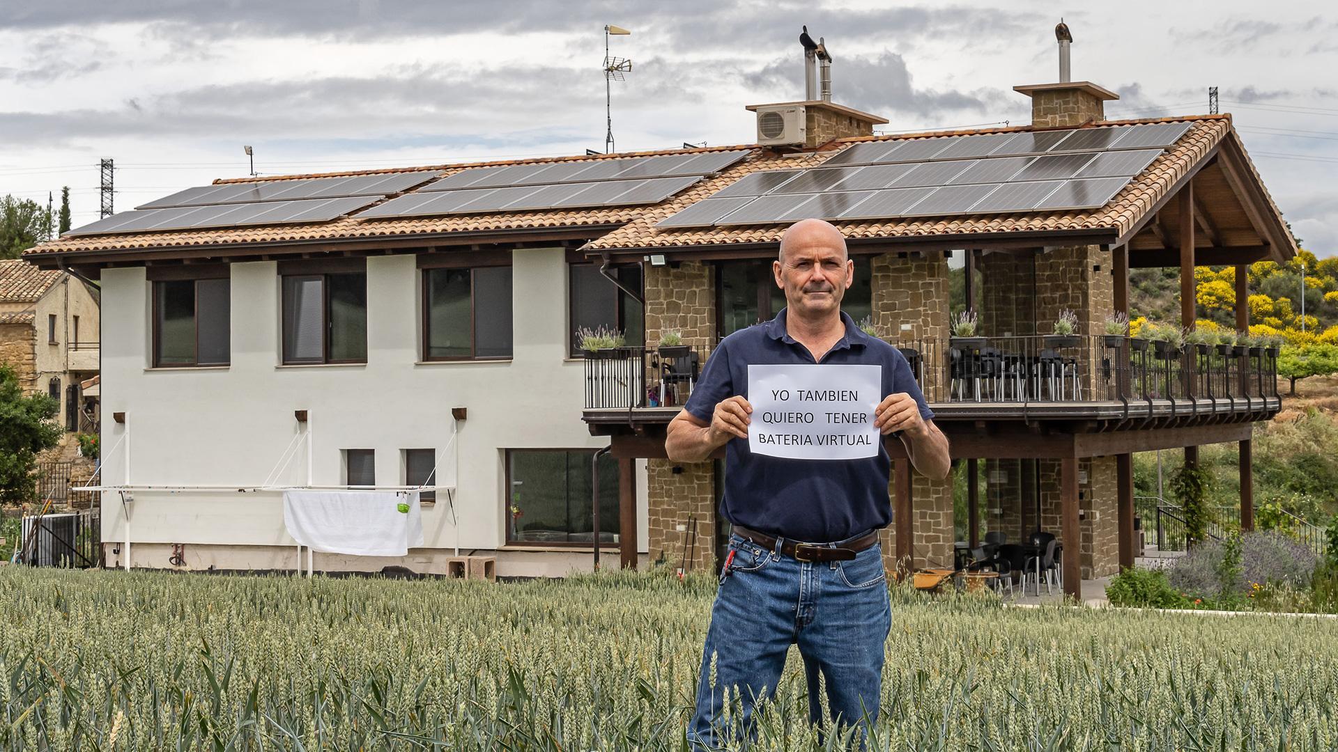 Raúl Fernández Berrueza, junto a su vivienda y hostal rural en Lorca, el pueblo del valle de Yerri donde vive