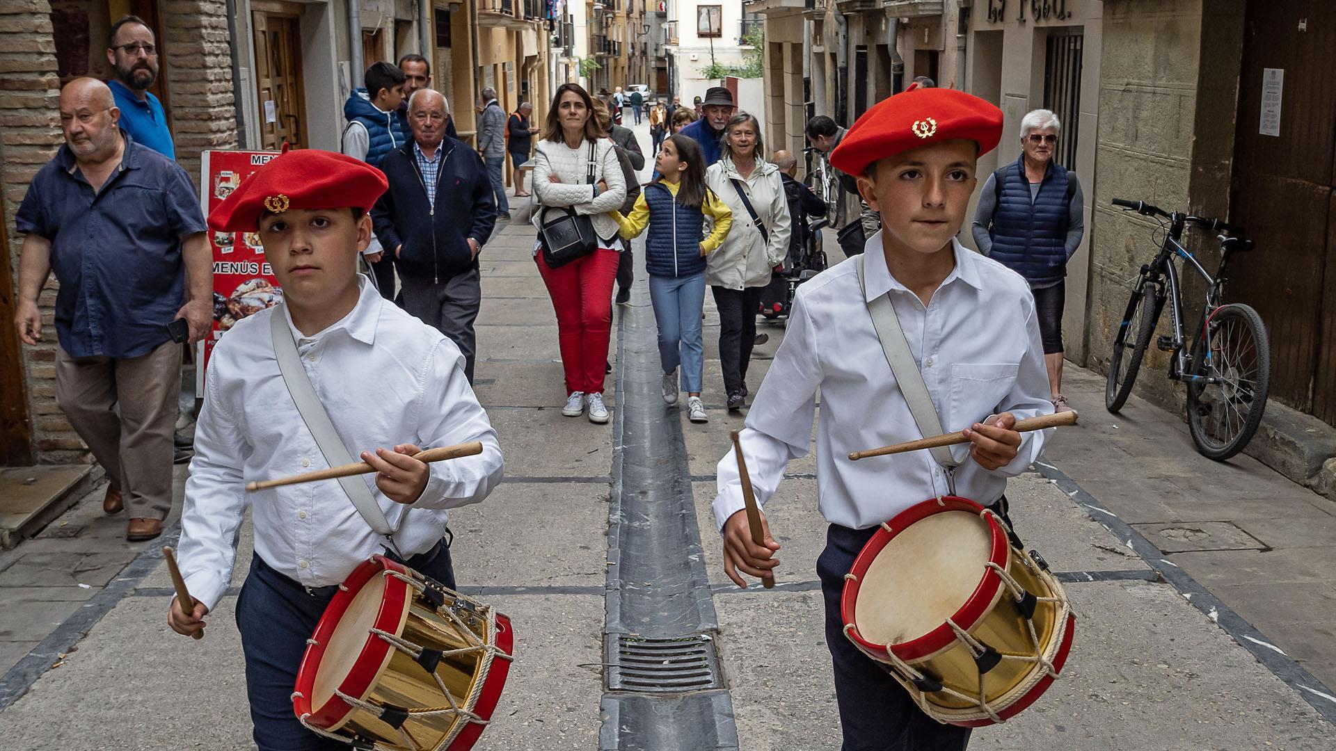 La barriada del Puy, camino este martes a la basílica para celebrar la Salve en honor de la patrona