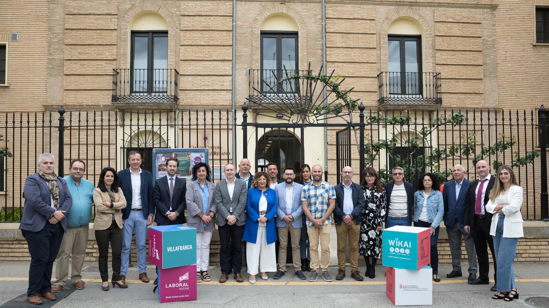 Participantes e invitados al programa ‘Impulsar Navarra’ celebrado ayer en Villafranca posaron juntos en la entrada a la casa de cultura de la localidad