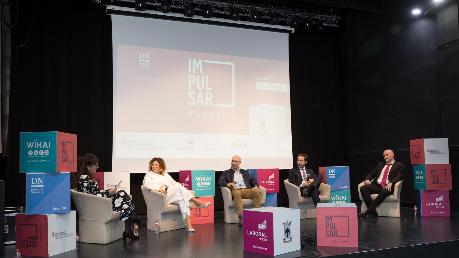 De Izda. a dcha., Belén Galindo, Mª Carmen Segura, Ignacio Urmeneta, Imanol Mijimolle y Roberto Imaz, en la mesa redonda