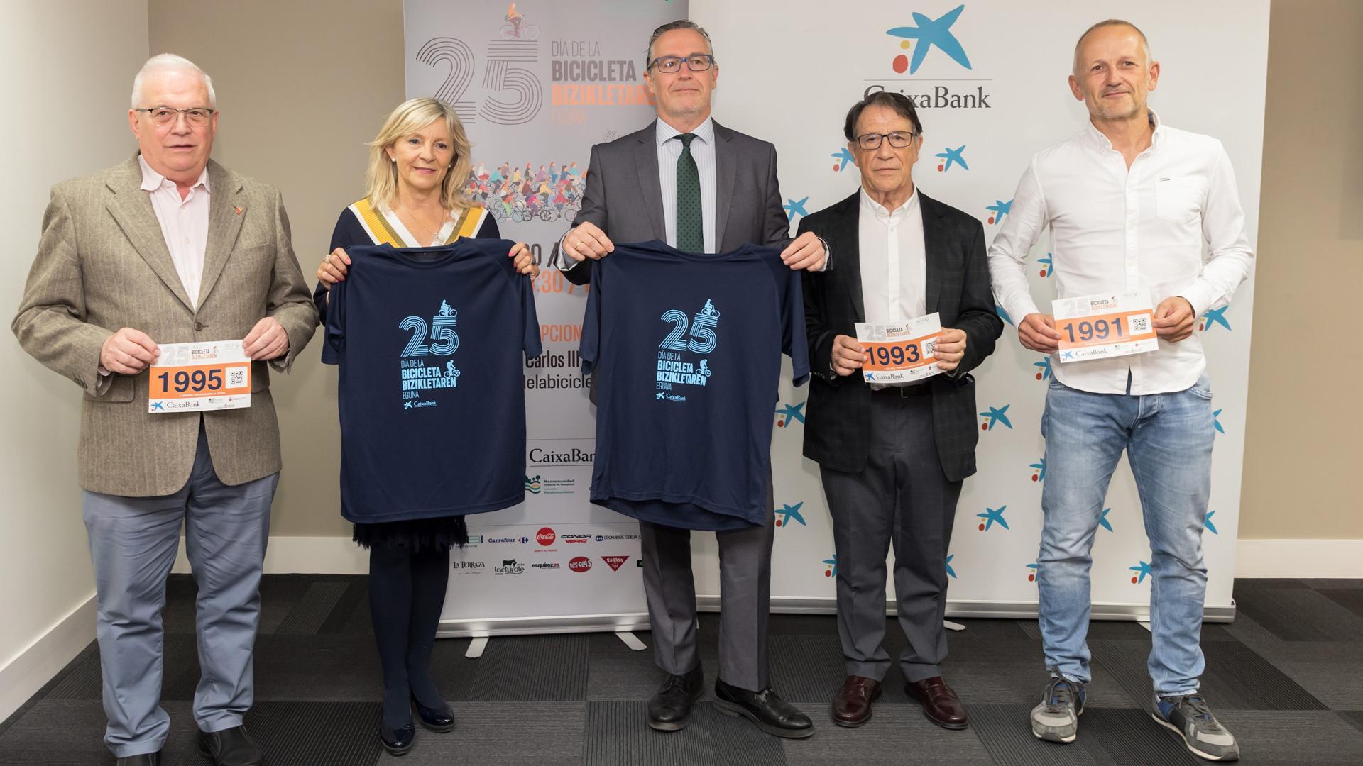De izquierda a derecha: el director del Instituto Navarro del Deporte, Miguel Pozueta; la concejal de Asuntos Sociales y Deporte del Ayuntamiento de Pamplona, María Caballero; el director del Centro de Instituciones de CaixaBank en Navarra, Miguel Navarrete; el presidente de la peña ciclista El Gesto, José Miguel Echávarri; y el presidente de la Mancomunidad de la Comarca de Pamplona, David Campión.