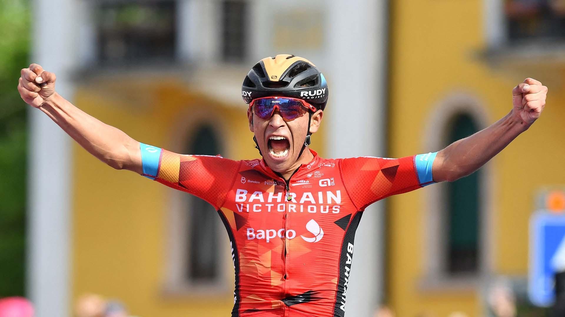 Santiago Buitrago celebra con rabia su triunfo en la meta de Lavarone