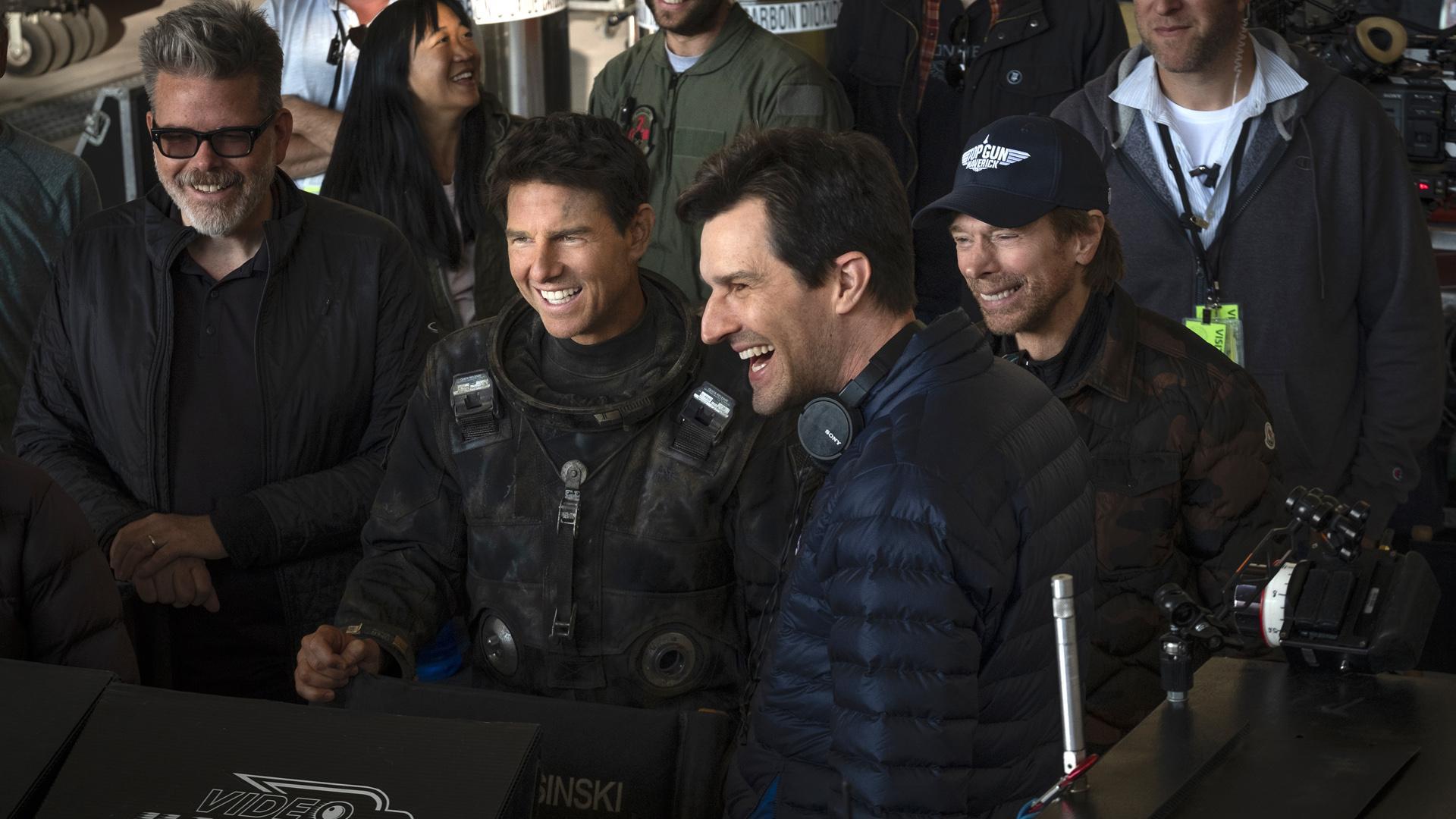 Fotografía cedida por Paramount Pictures donde aparece el director de cine Joseph Kosinski (d delante) junto al actor Tom Cruise (2i), el guionista y productor Christopher McQuarrie (i), y el productor Jerry Bruckheimer (d)