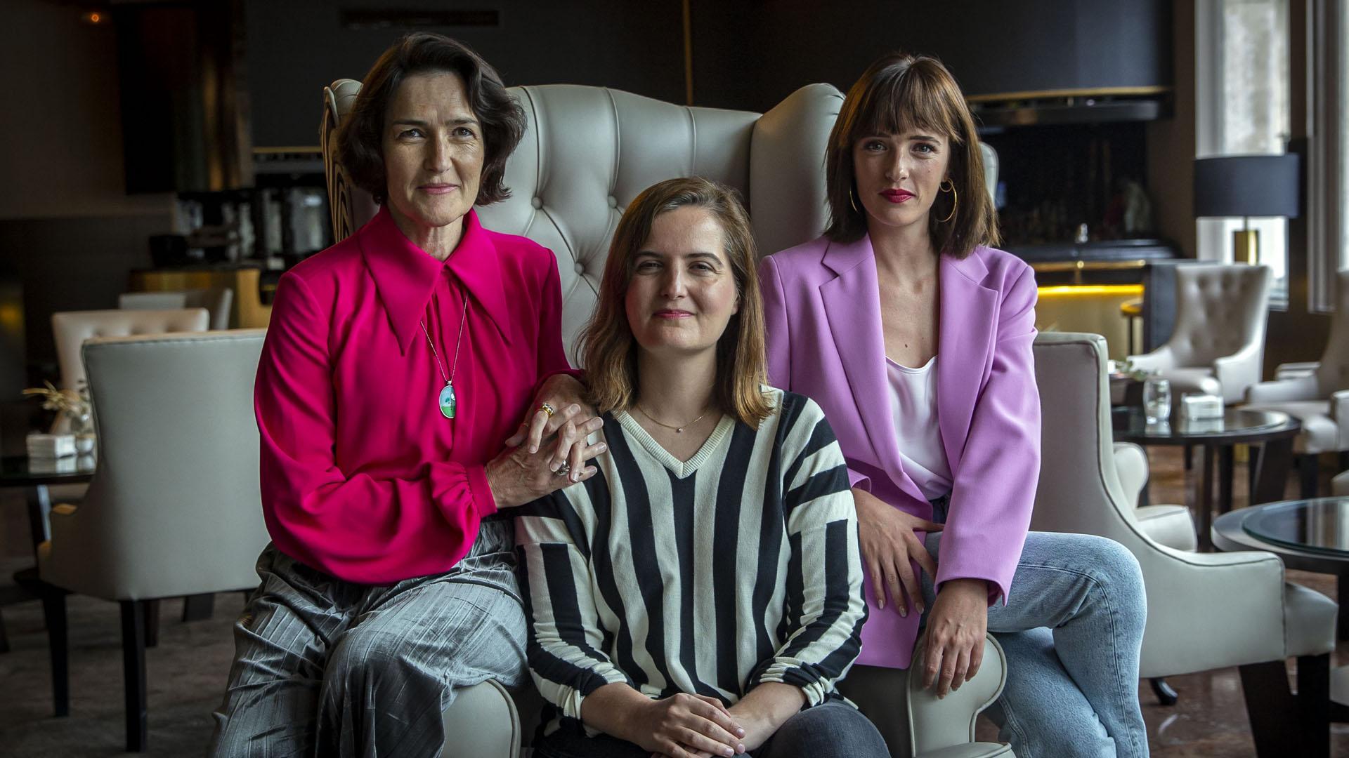 De izda. a dcha: Ángeles González-Sinde, Gabriela Ybarra y Susana Abaitua, ayer, en el hotel Tres Reyes de Pamplona
