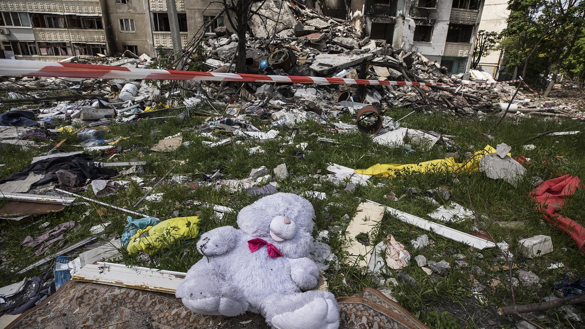 Restos de un bombardeo ruso sobre un edificio de apartamentos destruido por misiles rusos en Járkov, Ucrania