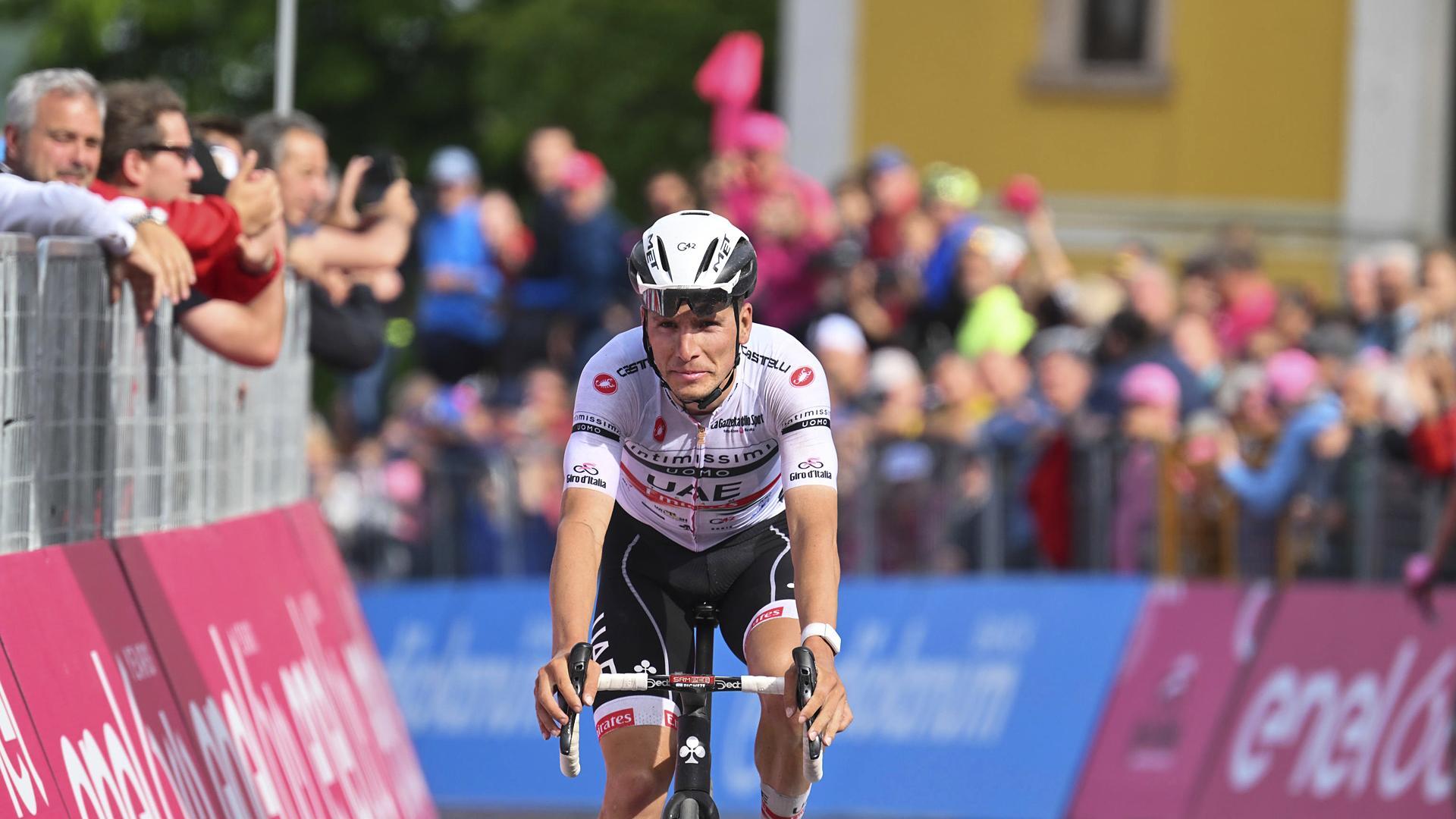 El luso Joao Almeida del UAE Team Emirates entra en la meta de Lavarone las la etapa 17 del Giro de Italia
