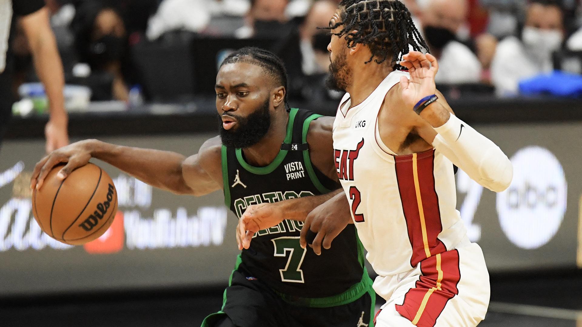 Jaylen Brown, de los Celtics, conduce el balón en presencia del jugador de los Heat, Gabe Vincent