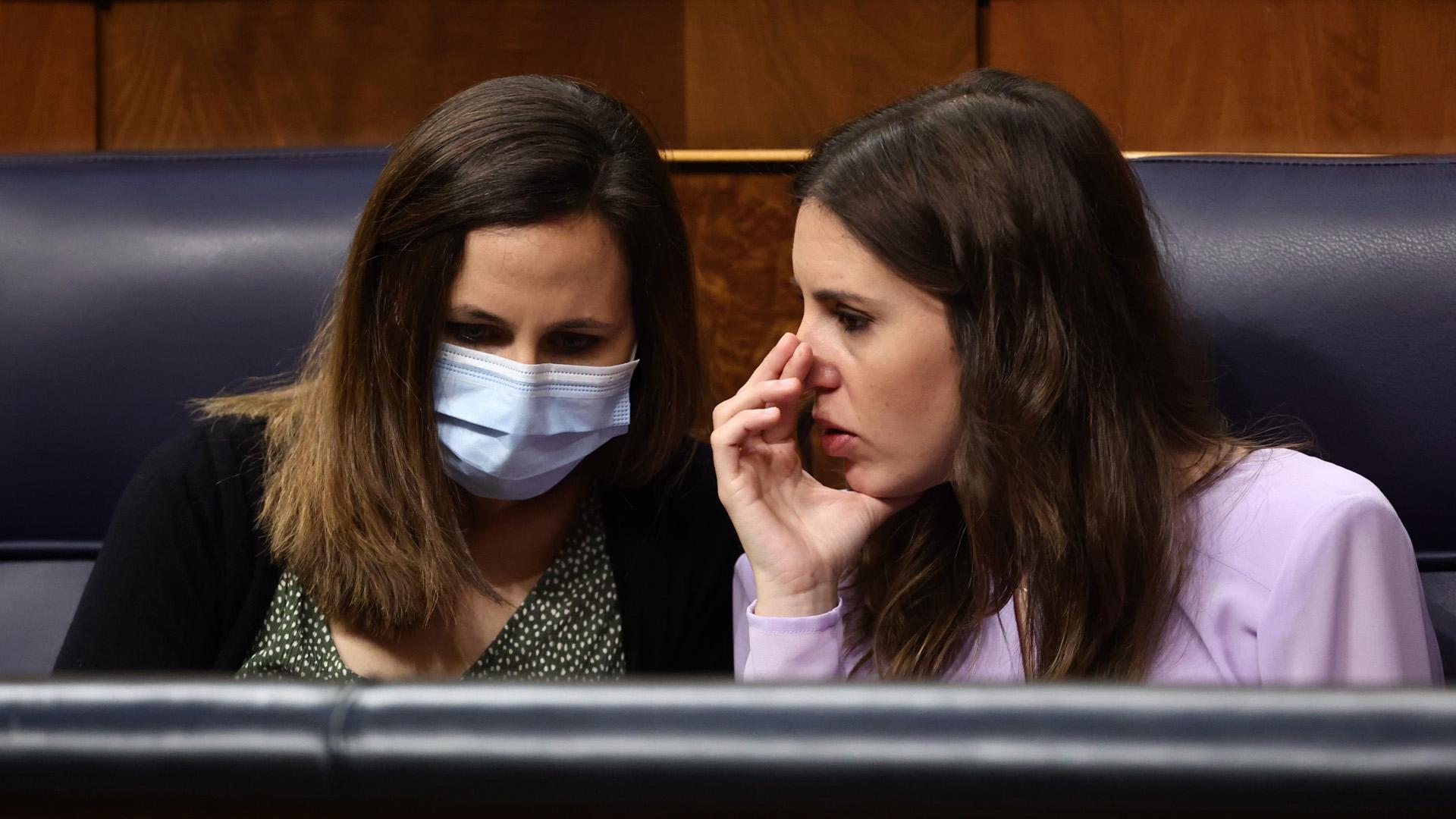 La ministra de Igualdad, Irene Montero, conversa en el Congreso con Ione Belarra, ministra de Derechos Sociales y Agenda 2030,