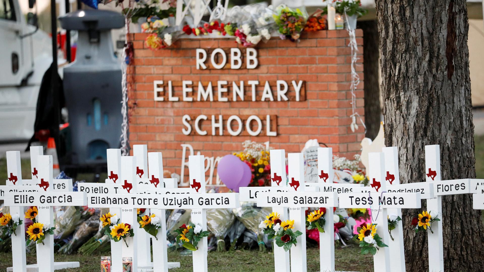 Cruces, con los nombres de las víctimas, en la escuela de primaria de Uvalde