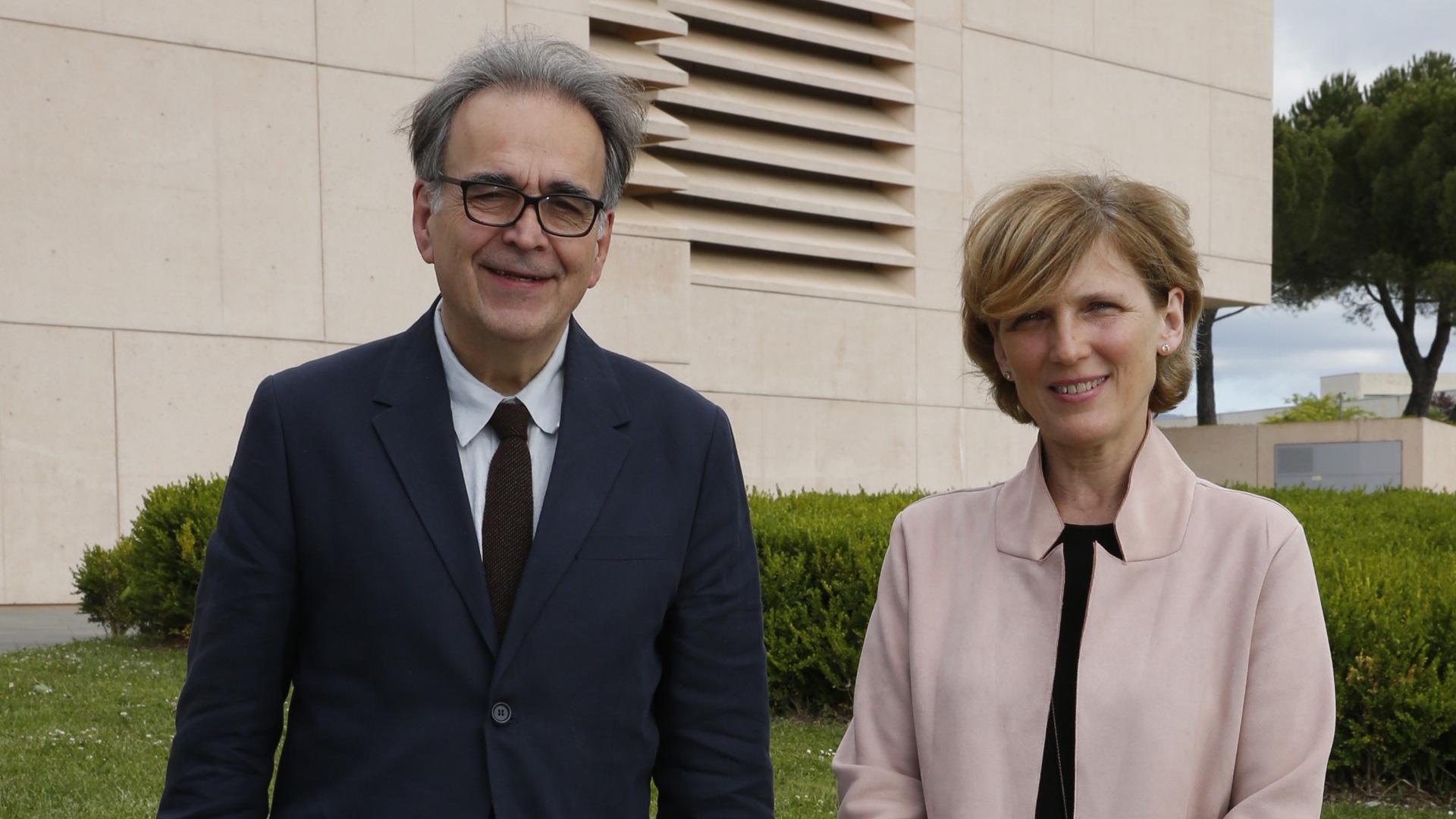 El ministro de Universidades, Joan Subirats, con la rectora de la UN, María Iraburu