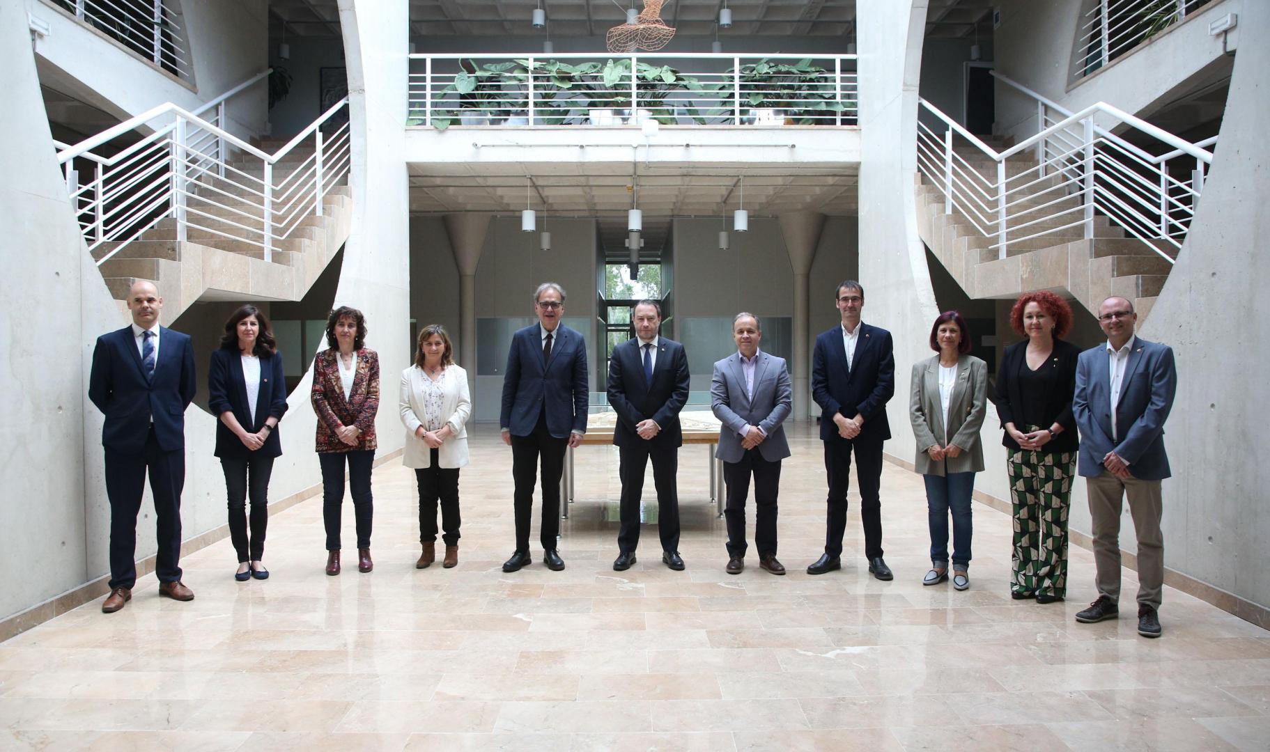 El ministro de Universidades, Joan Subirats, con el equipo rectoral de la UPNA