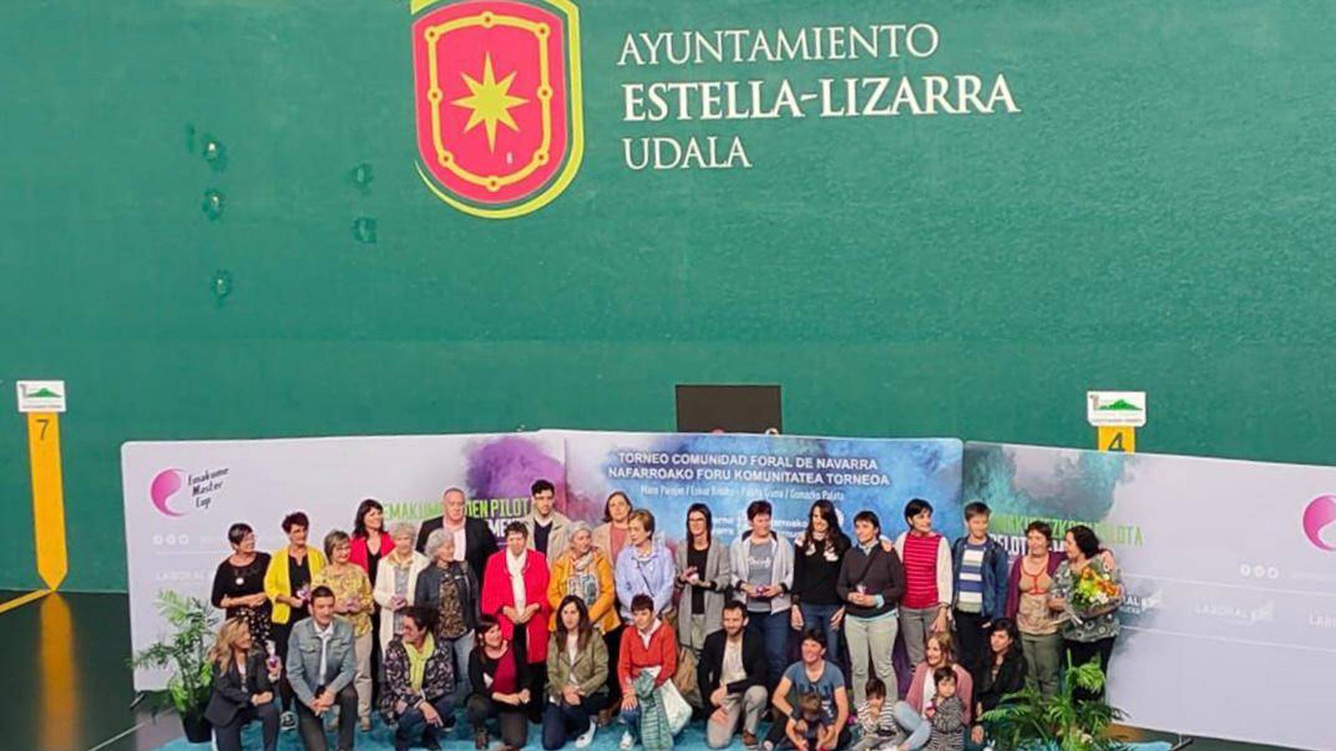 Un momento del homenaje que tuvo lugar en el frontón Remontival de Estella