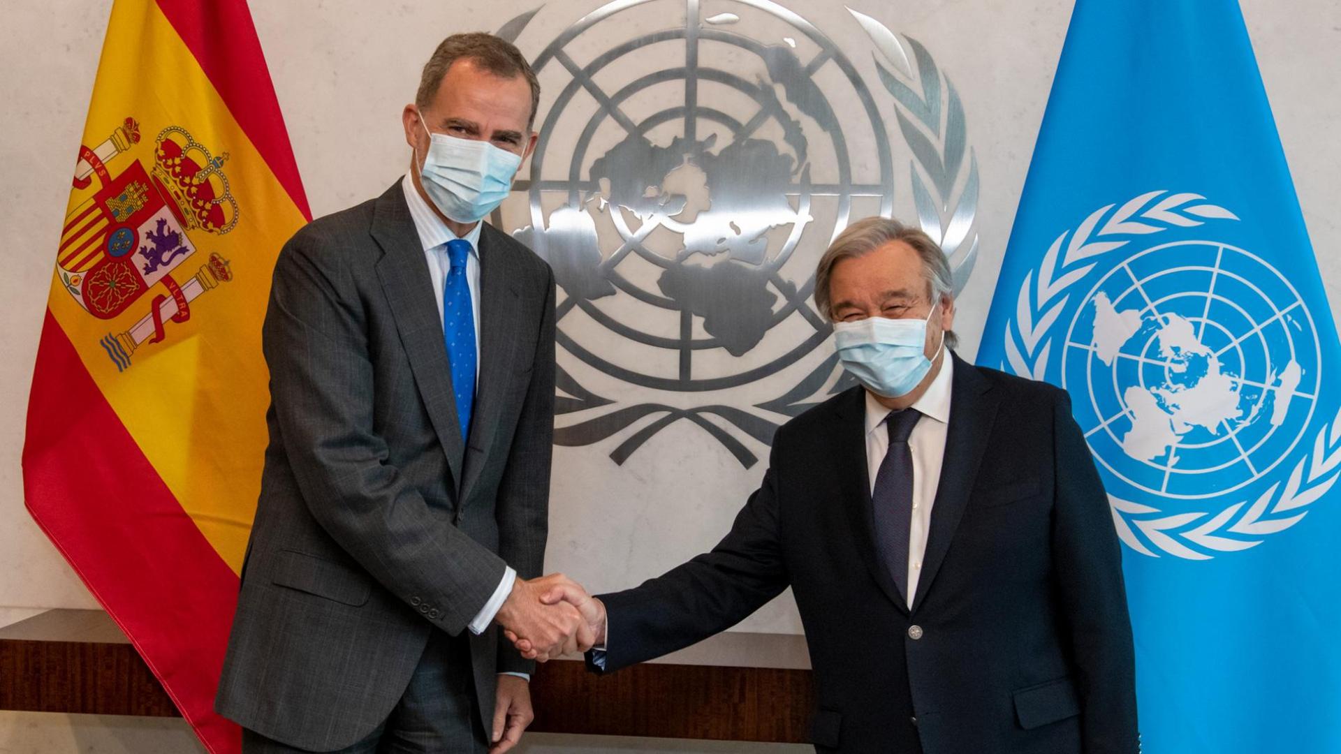 El rey Felip VI, junto al secretario general de la ONU, António Guterres (d) en la sede del organismo internacional en Nueva York
