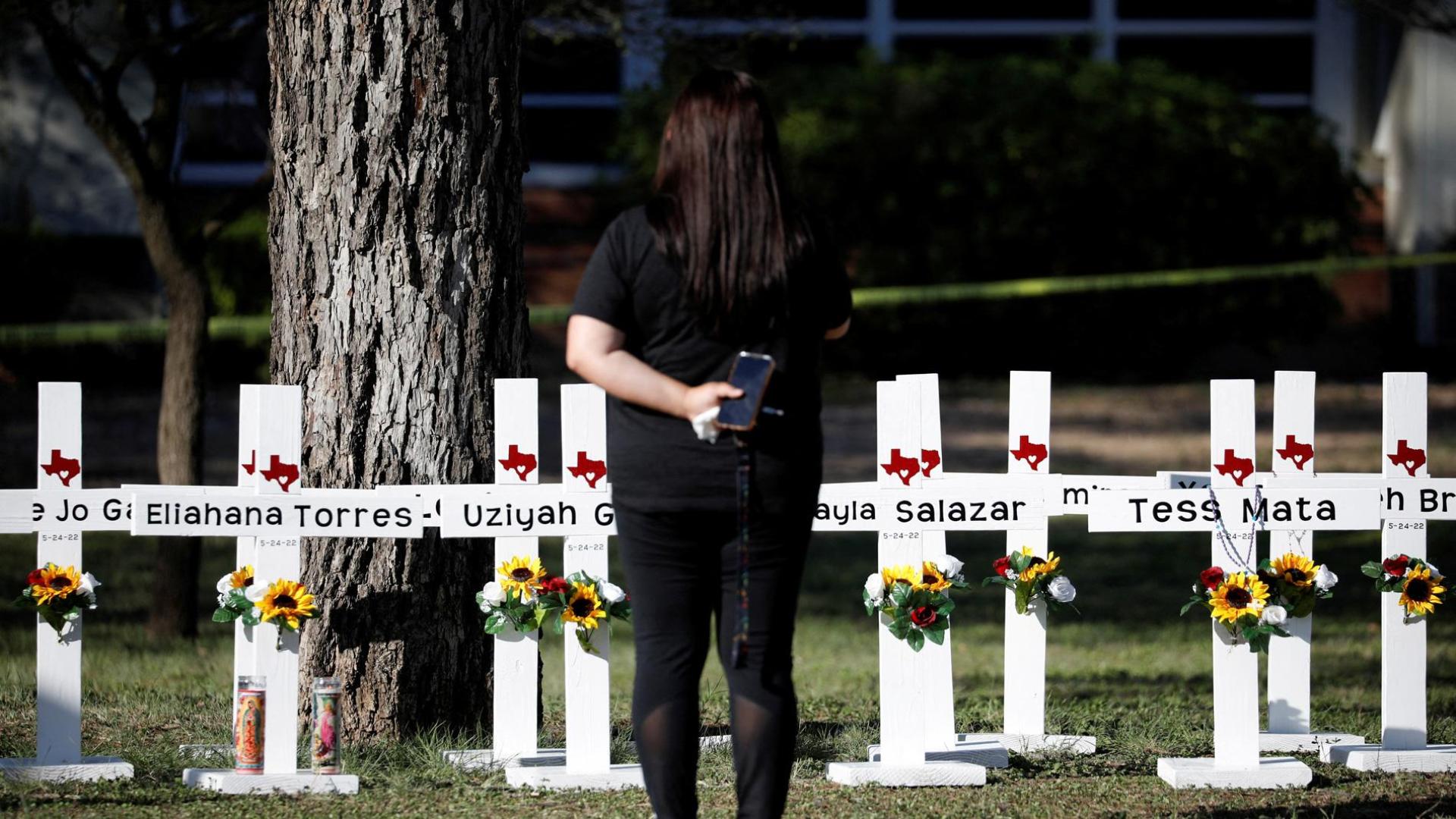 Una mujer, ante el memorial por los fallecidos en el tiroteo