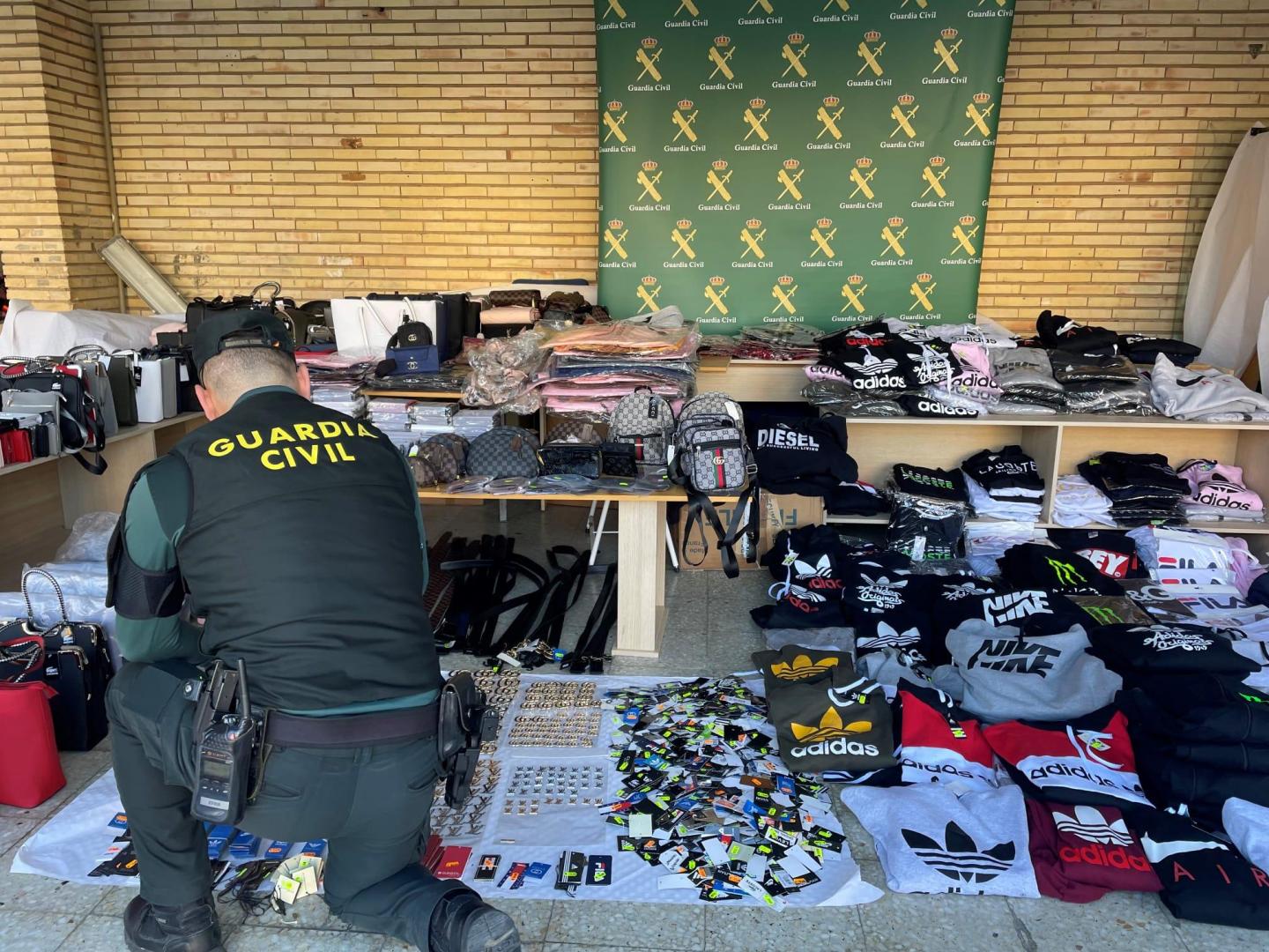 Vídeo de la ropa falsificada incautada por la Guardia Civil