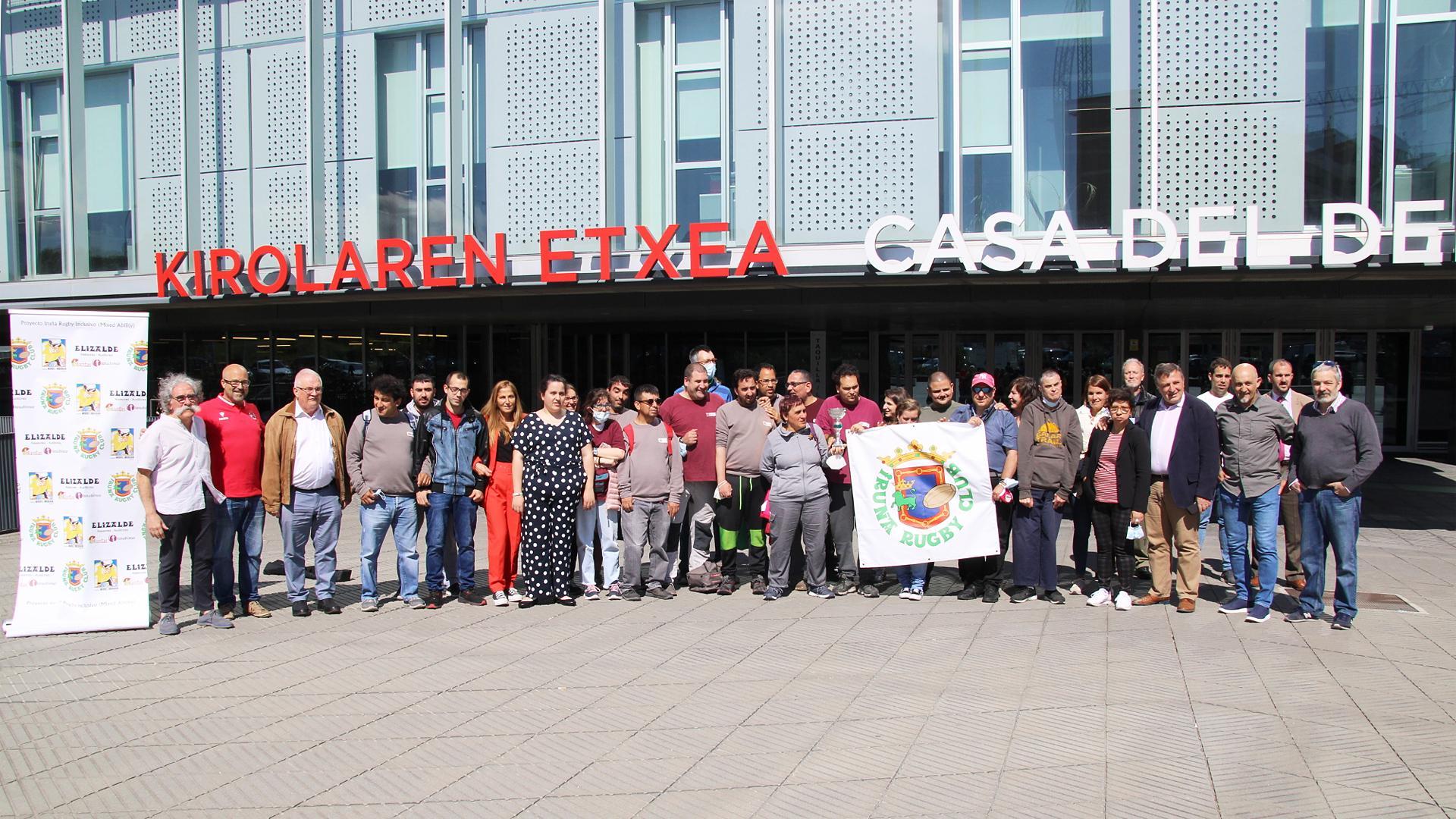 Participantes durante la presentación del equipo inclusivo del Iruña Rugby Club ante la Casa del Deporte